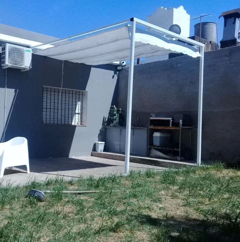 Toldo corredizo con lona de PVC para protección solar en terraza, con estructura metálica ligera.