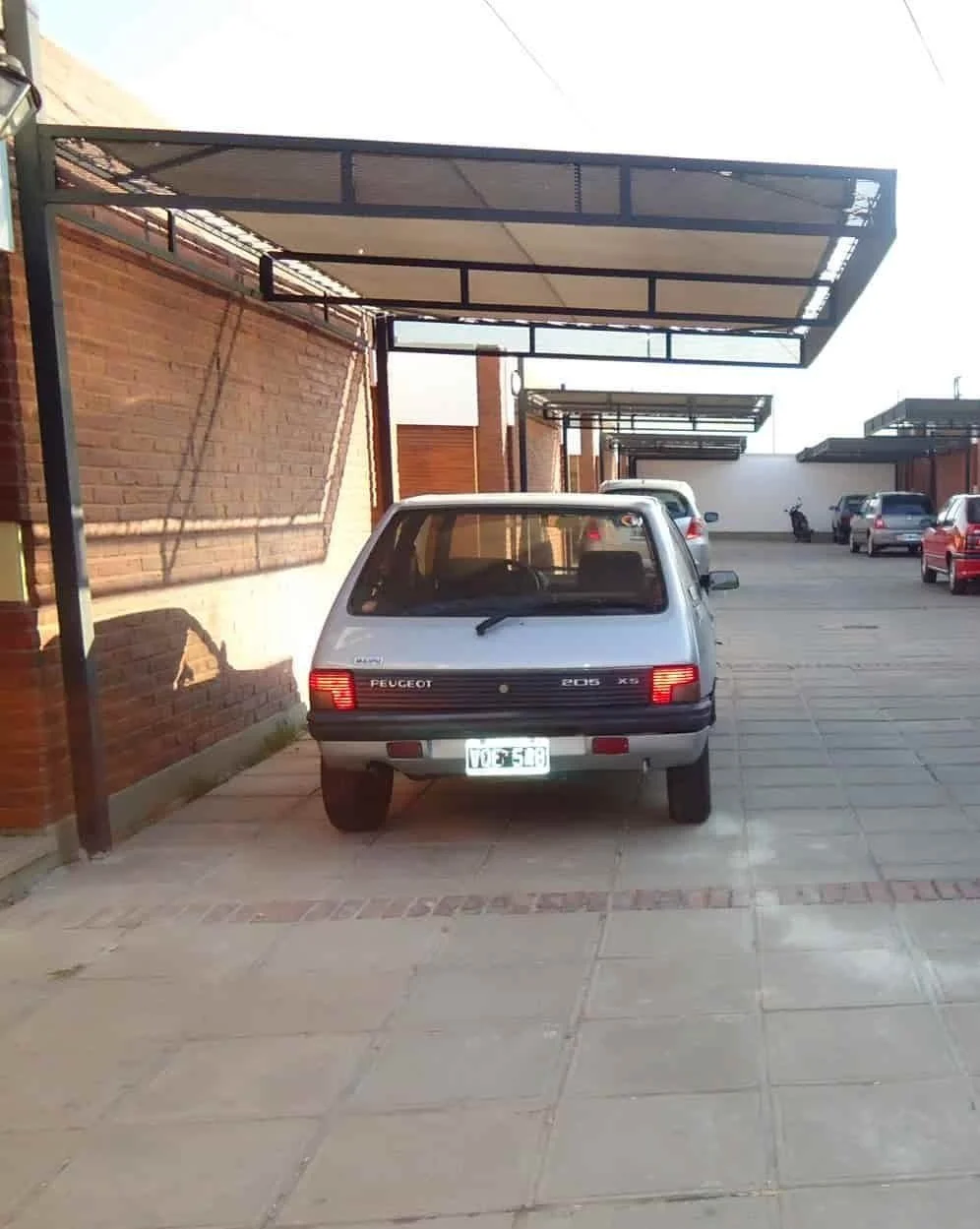 Lona reforzada para cochera fija, protección contra sol, lluvia y granizo leve.