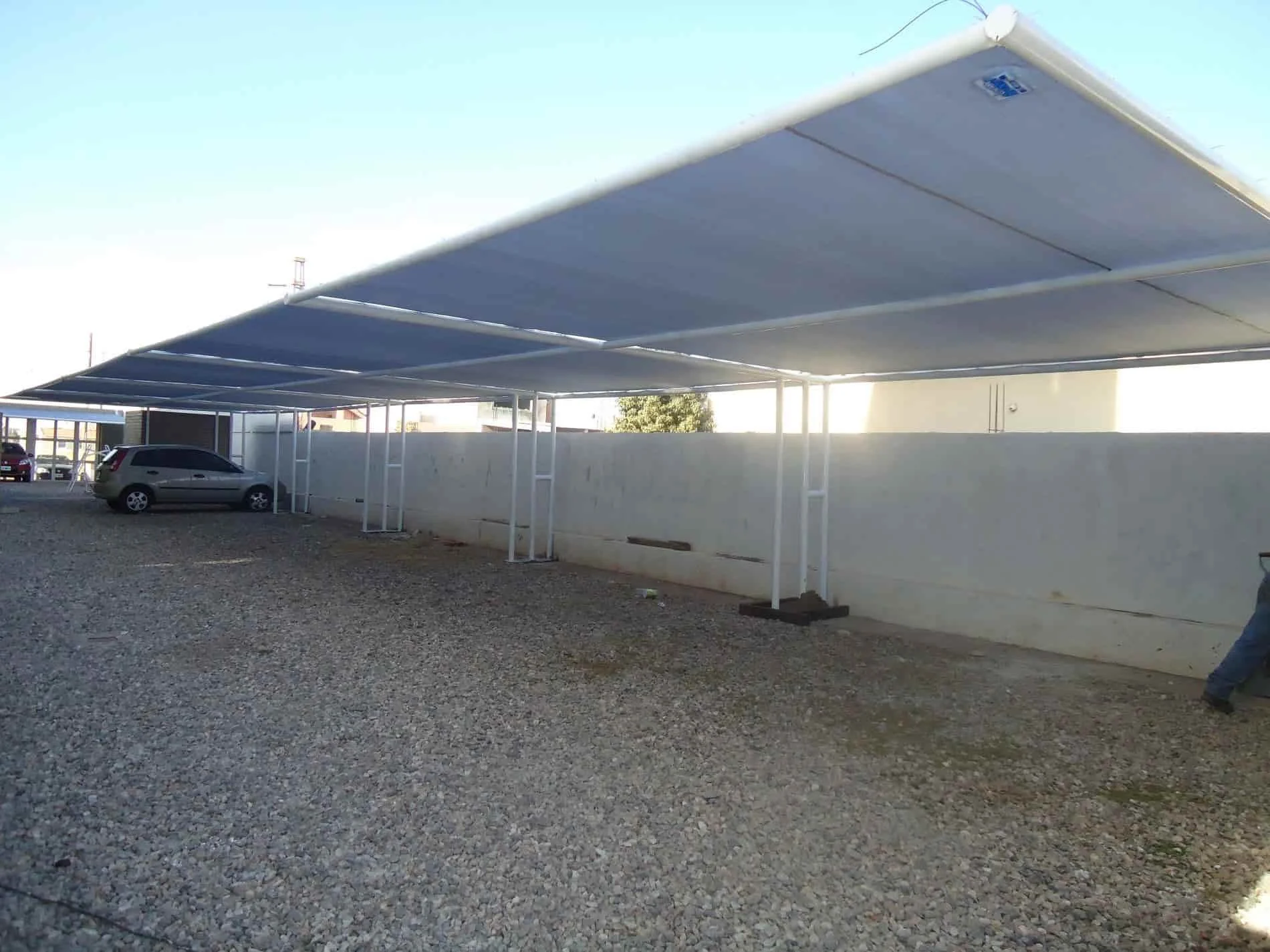 Instalación de lona fija para sombra de vehículos, resistente al desgaste por sol.