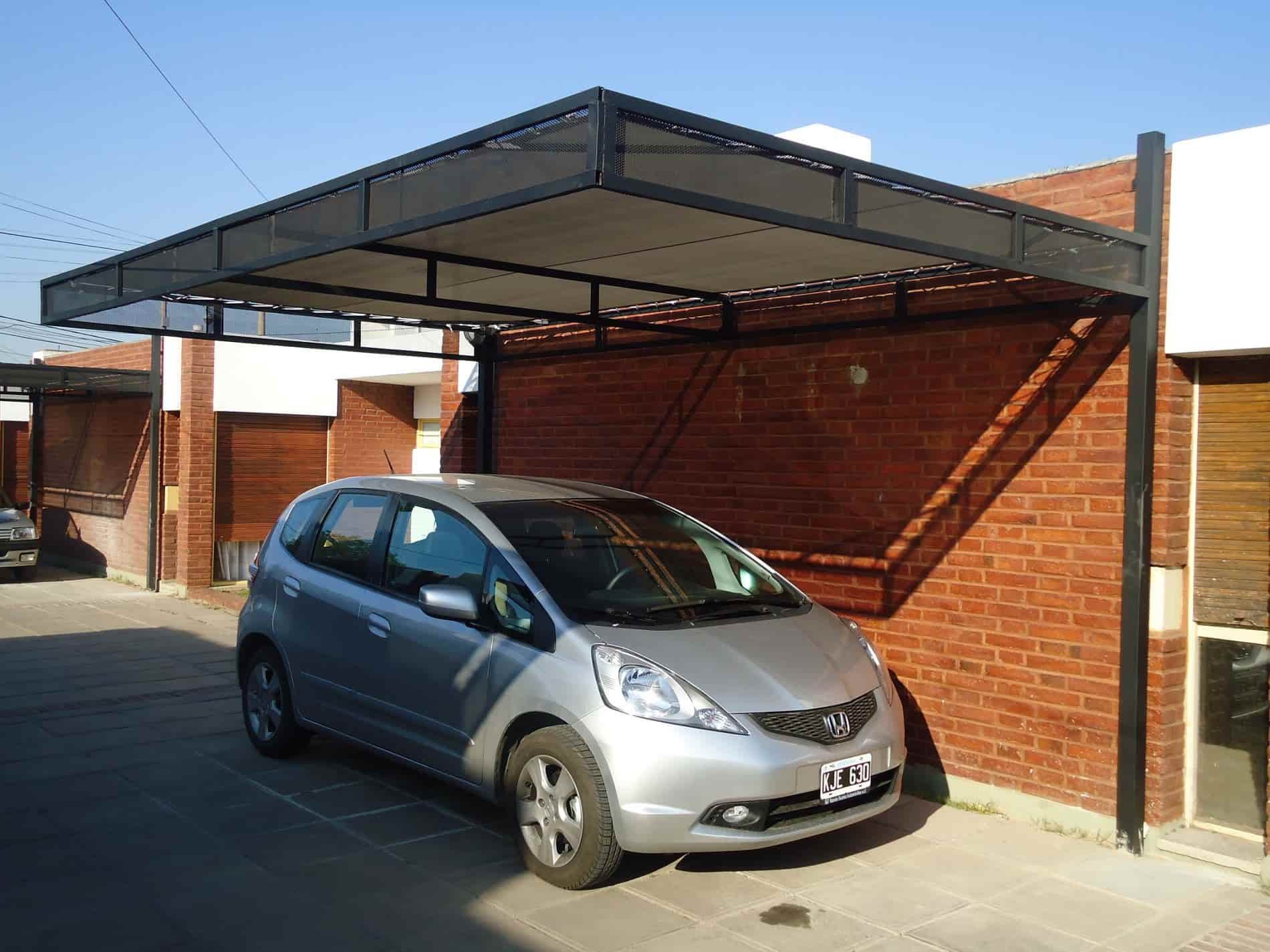 Cochera con lona impermeable color gris instalada en estructura metálica para vehículos.