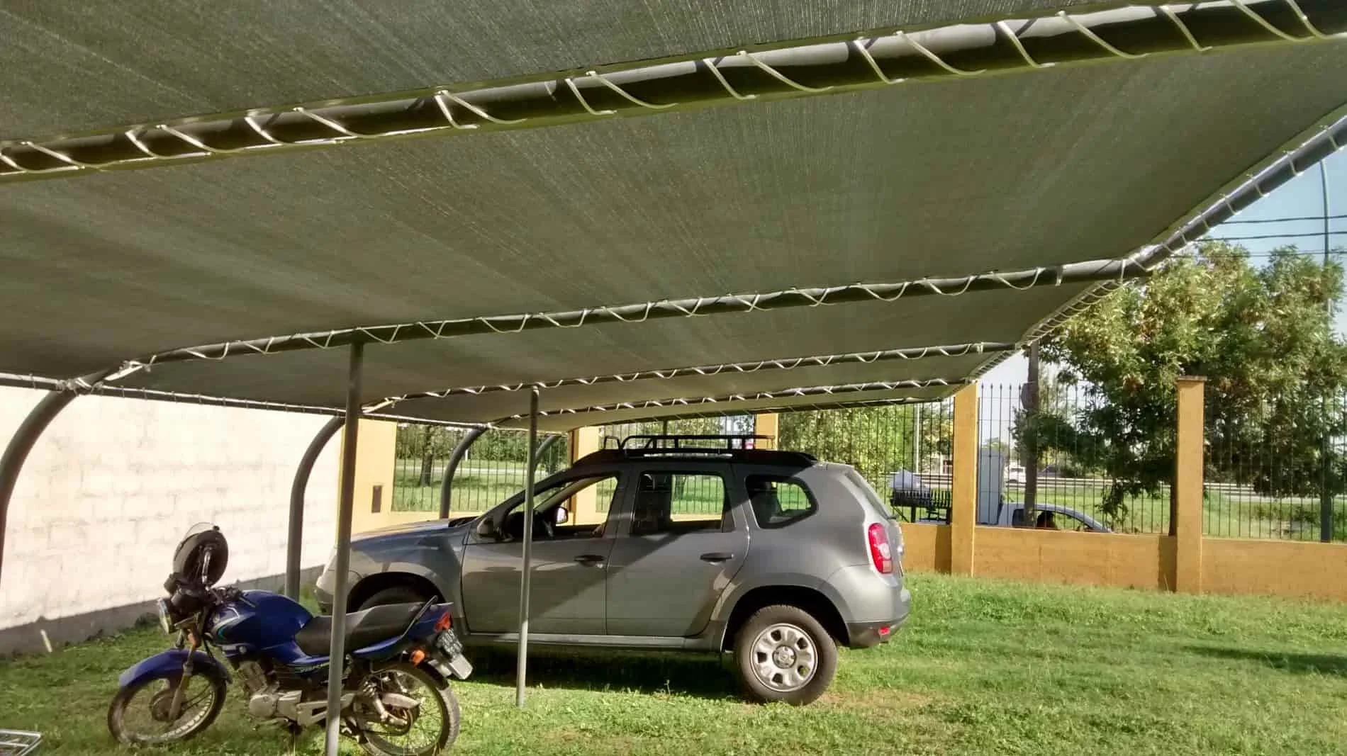 Lona para techos de cocheras en estacionamiento, material mediasombra con protección UV.