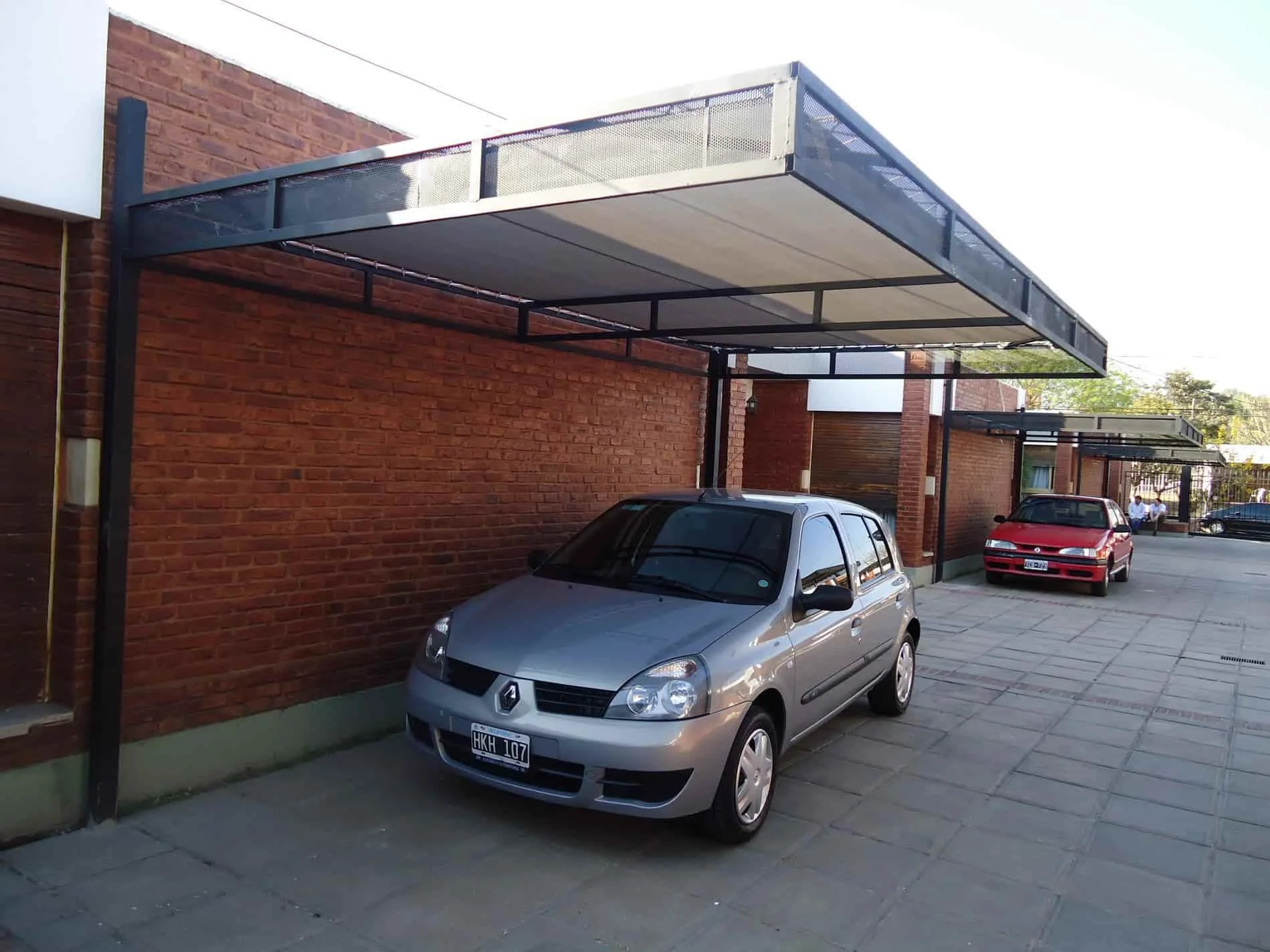 Lona PVC para cochera, ideal para patios y entradas de casas, resistente al clima.