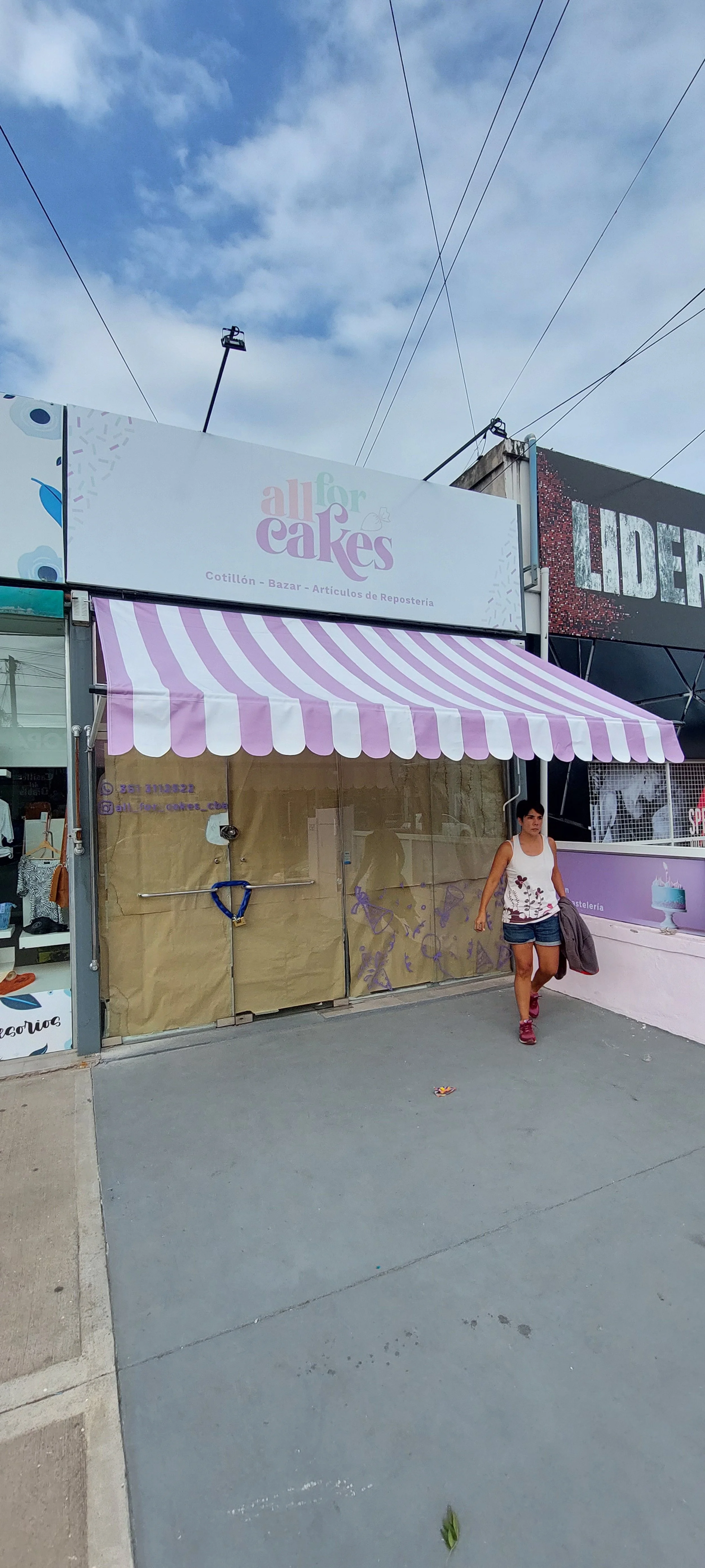 Toldo levadizo con brazo instalado en galería, estructura metálica pintada y lona acrílica beige. Protección solar para quinchos y patios en San Luis.