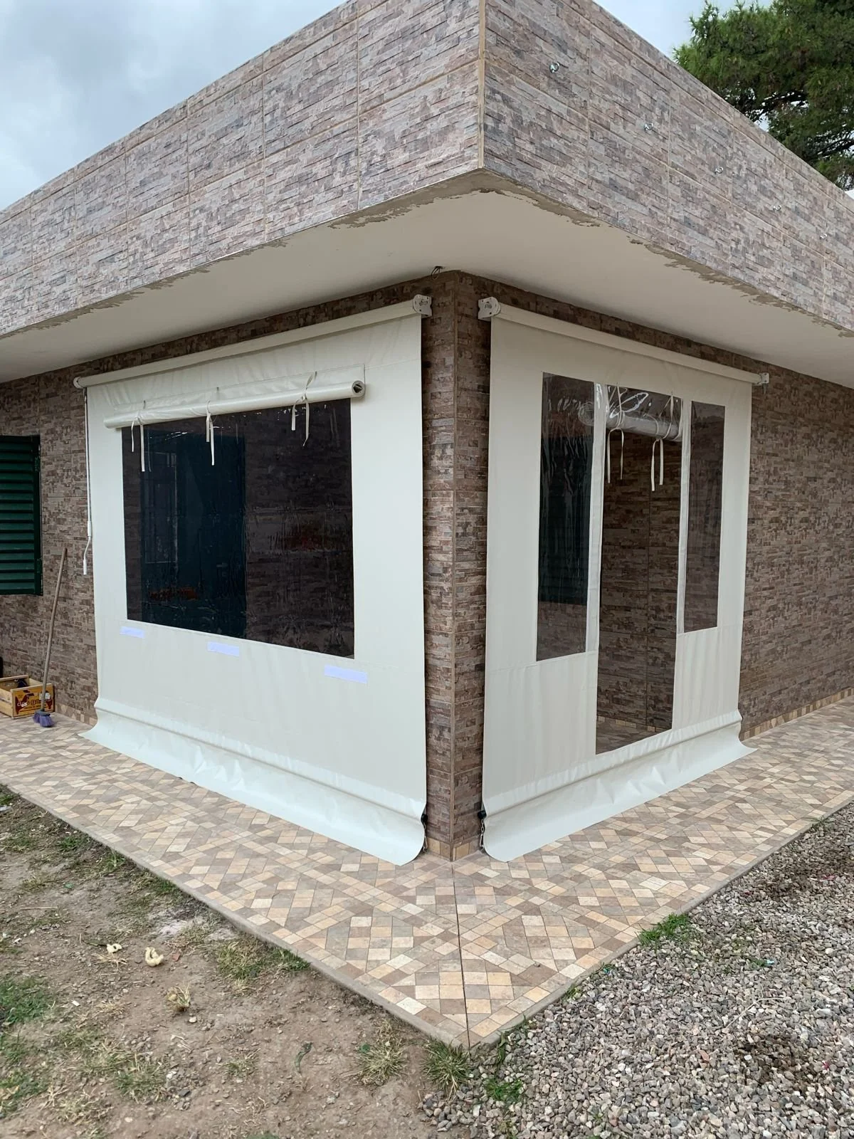 Cerramiento tipo cortina levadiza con lona cristal instalada en quincho. Protección contra viento y lluvia, ideal para espacios abiertos en San Luis