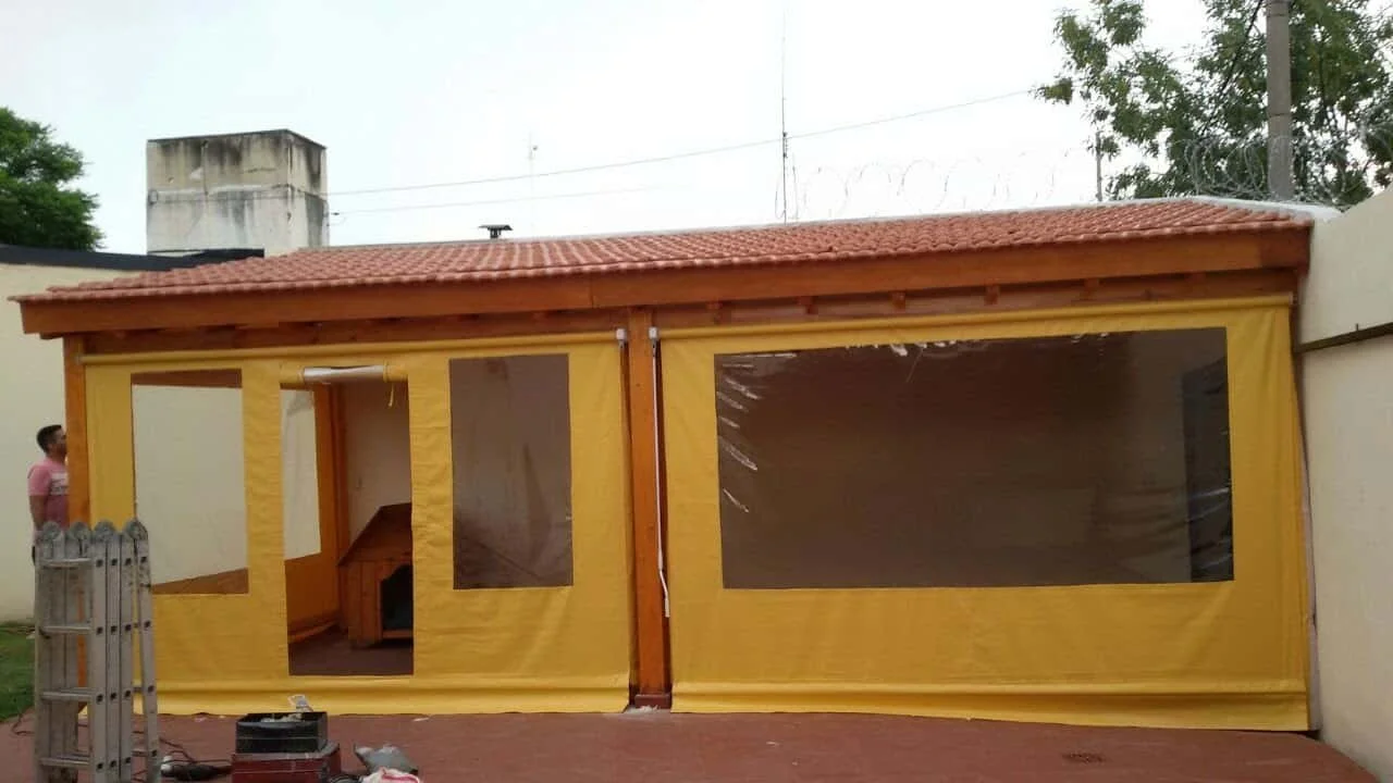 Cortina levadiza enrollable en estructura metálica de cerramiento exterior.