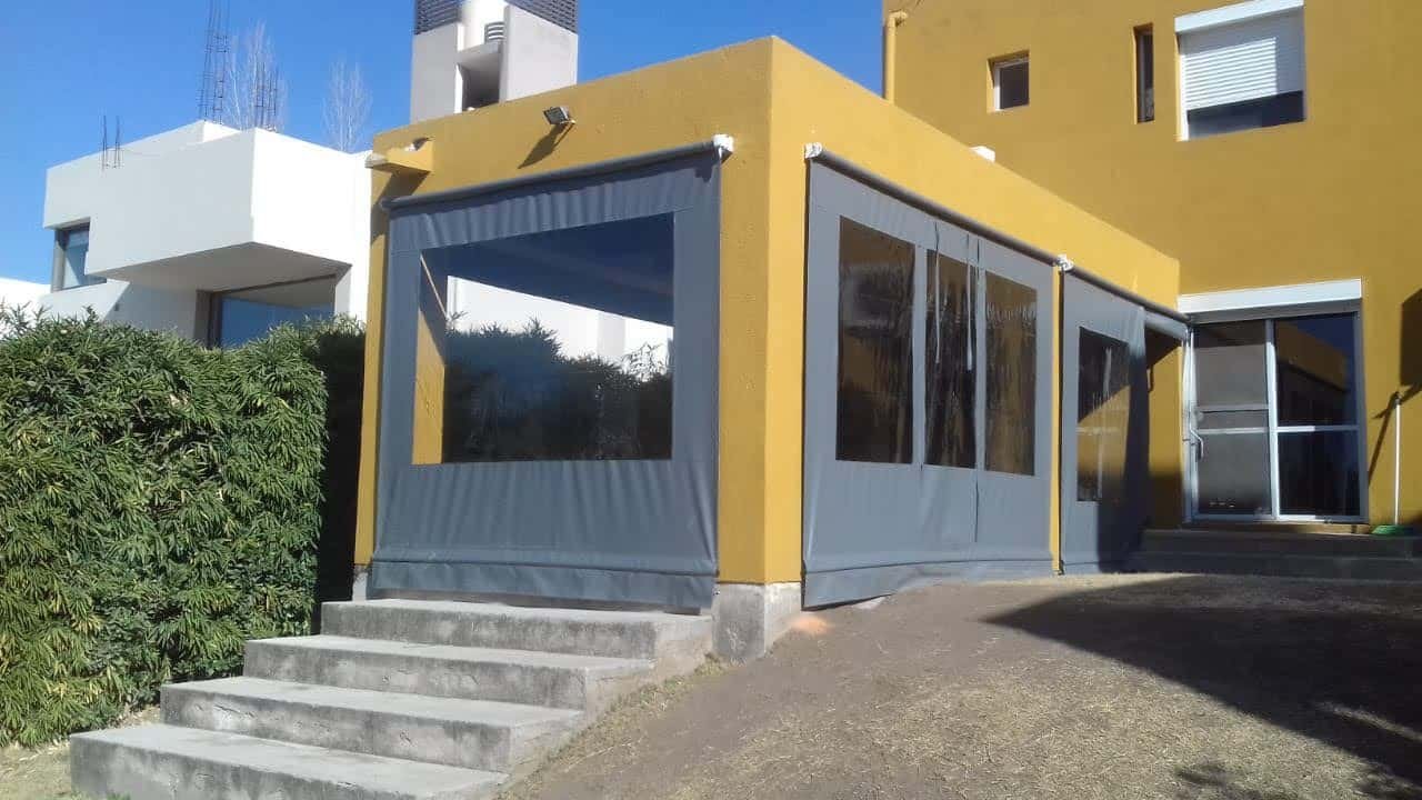 Cerramiento con lona para quincho con costuras reforzadas