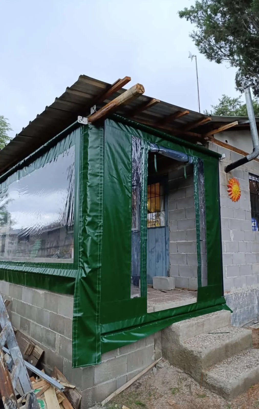 Cerramiento con cortina levadiza con puerta enrollable en color verde ingles