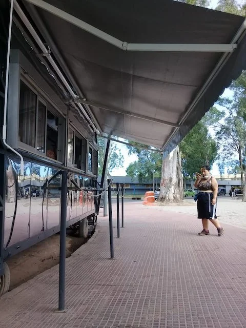 Toldo brazo invisible a medida para exteriores, ideal para balcones y terrazas – sin columnas, con lona impermeable y diseño moderno.