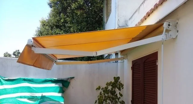 Toldo retráctil con brazos invisibles para terrazas y patios – sombra moderna y resistente al sol.