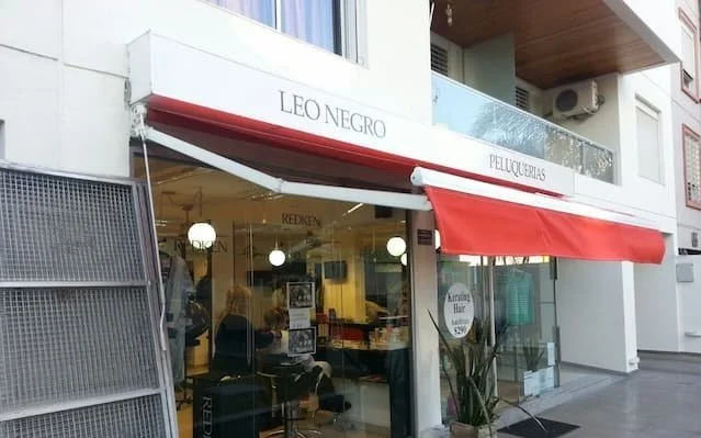 Toldo brazo invisible para balcones, lona impermeable y brazos retráctiles sin columnas visibles.