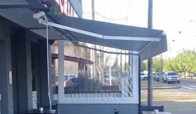 Toldo extensible sin estructuras frontales – solución elegante para generar sombra en espacios abiertos.