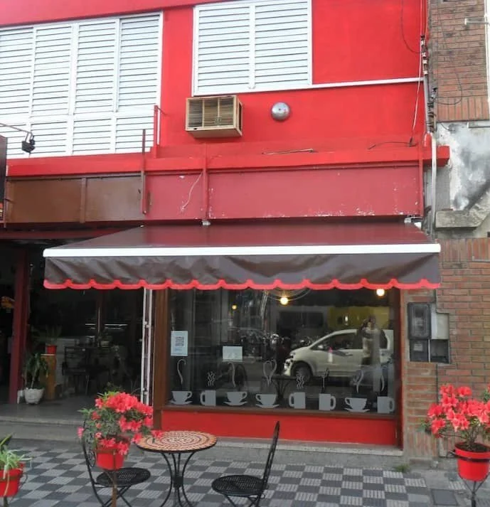 Toldo brazo invisible para frente de local comercial