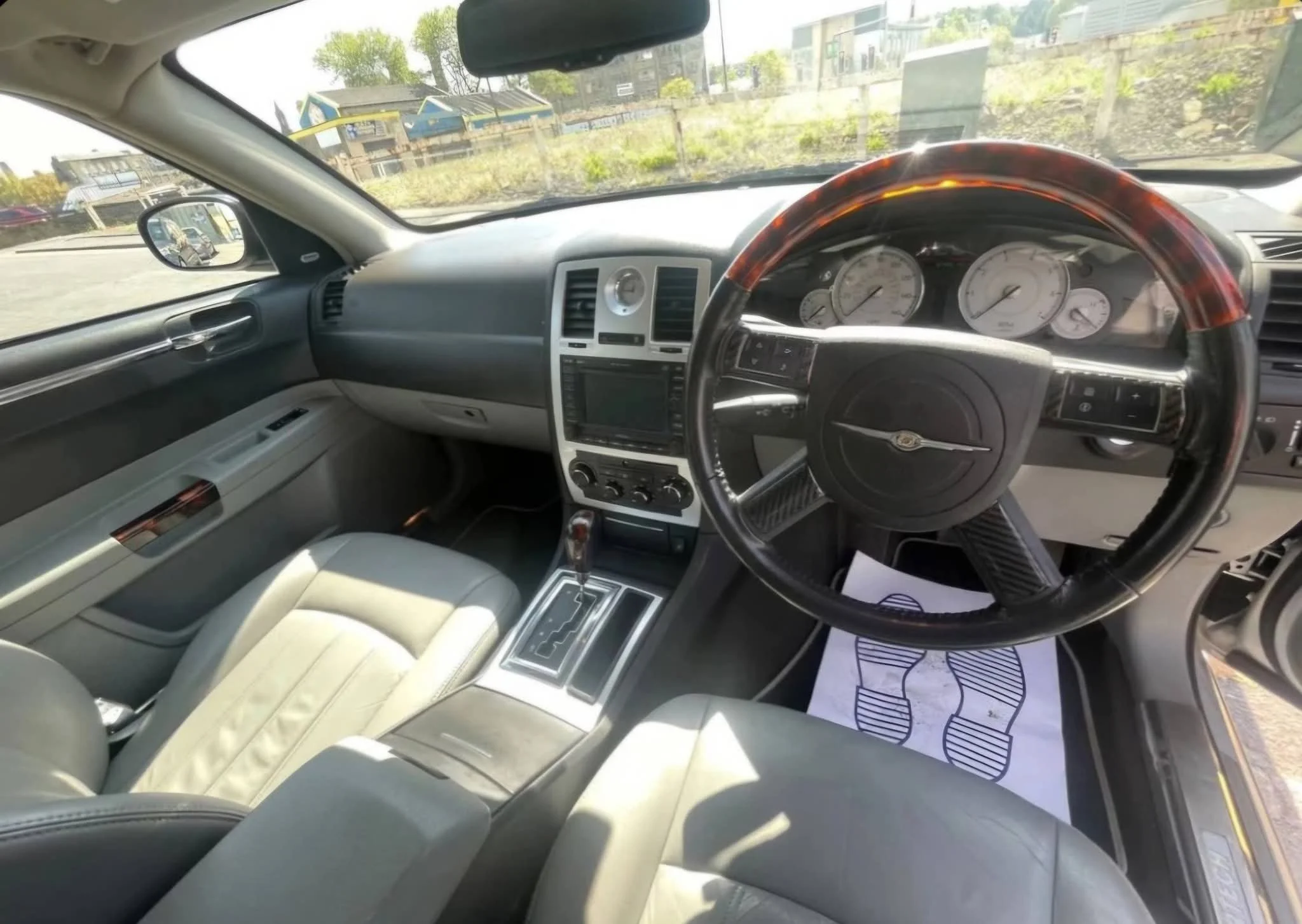 Dashboard and steering wheel of the Chrysler 300 Baby Bentley
