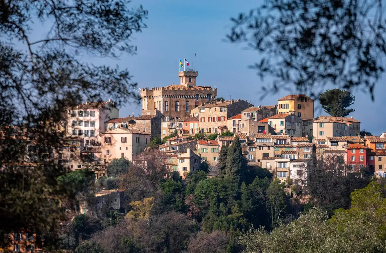 Vue panoramique du village du Haut-de-Cagnes avec le château Grimaldi dominant les maisons anciennes.