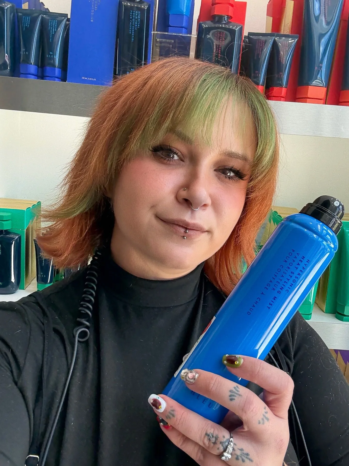 Skip the wash and blowdry! Style shift from curly to straight with Hypersonic Heat Styling Mist by R+Co Bleu and a flat iron for heat protection up to 450 with lock-it-in smoothing power. 🔒
.
Pro Tip: apply root to tip, section by section as you fla