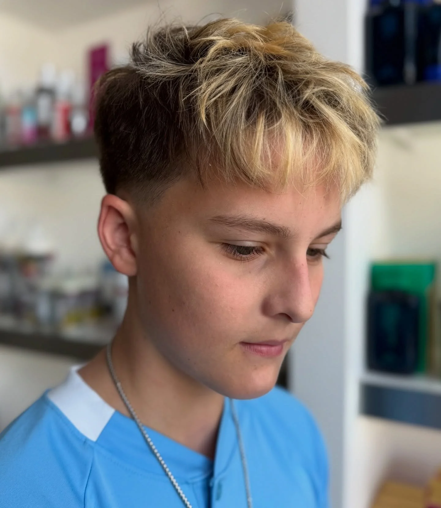 I had an absolute BLAST doing this textured modern Johnny Test inspired look! Cool people need cool hair. 😎 guylights are not only for the 90s, people!
Cut and color by MK
Colored with R+Color and styled with R+Co Badlands
#randco #randcohair #randc