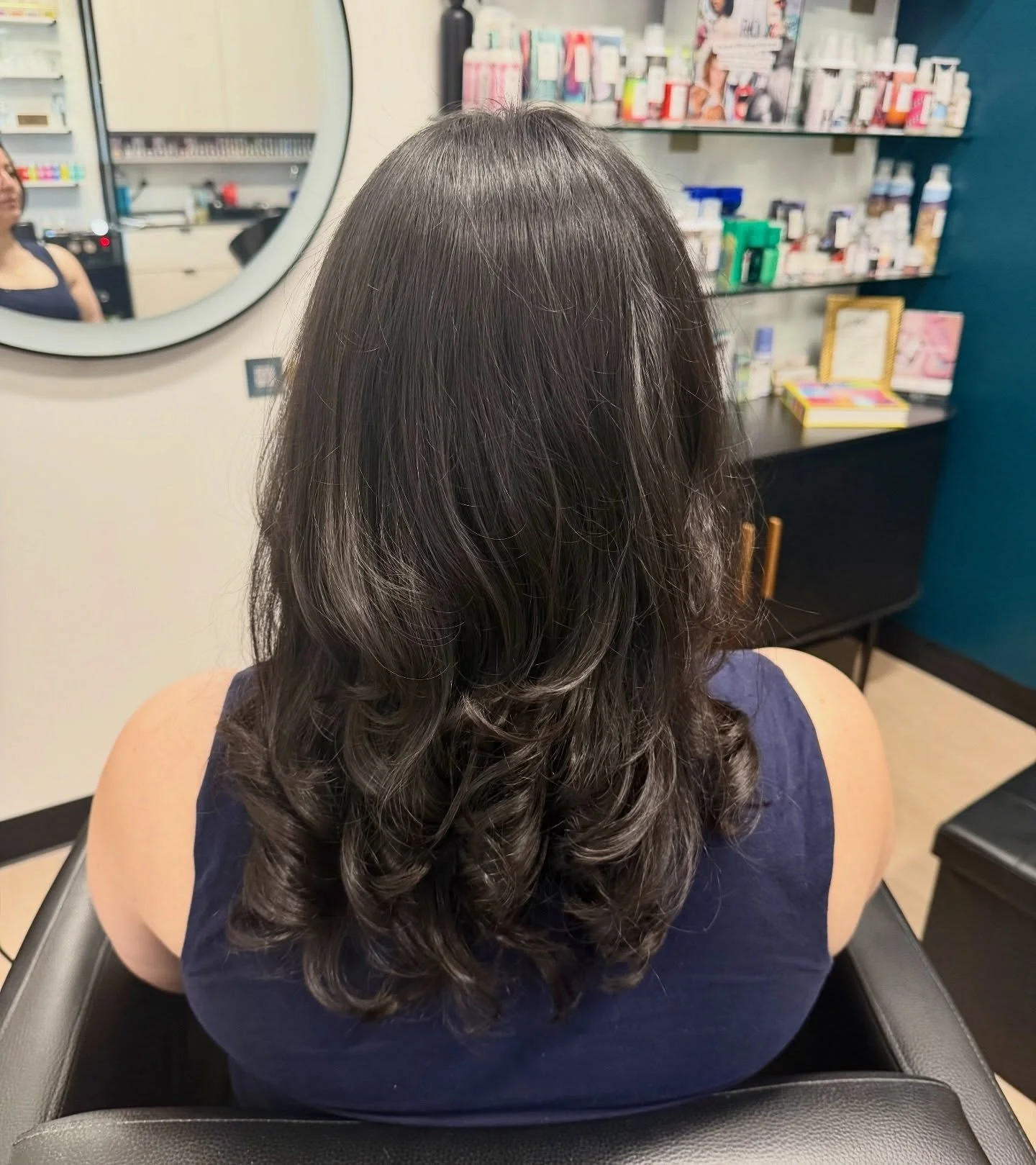 There&rsquo;s nothing wrong with a style shifting girlie! 🙌 Shaped up her curls and blew it all out smooth and bouncy, no flat iron necessary. 
Next time we will throw in some dimensional color!