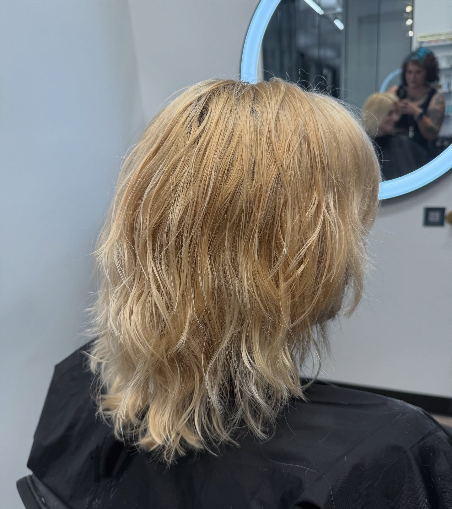 ✂️ Exploring and enhancing her naturally beachy wave pattern with a good shape up on previously damaged razor layers. We opted for less of a blunt look and more of a shag approach to pick up on that gorgeous texture! Her styling frustrations are long