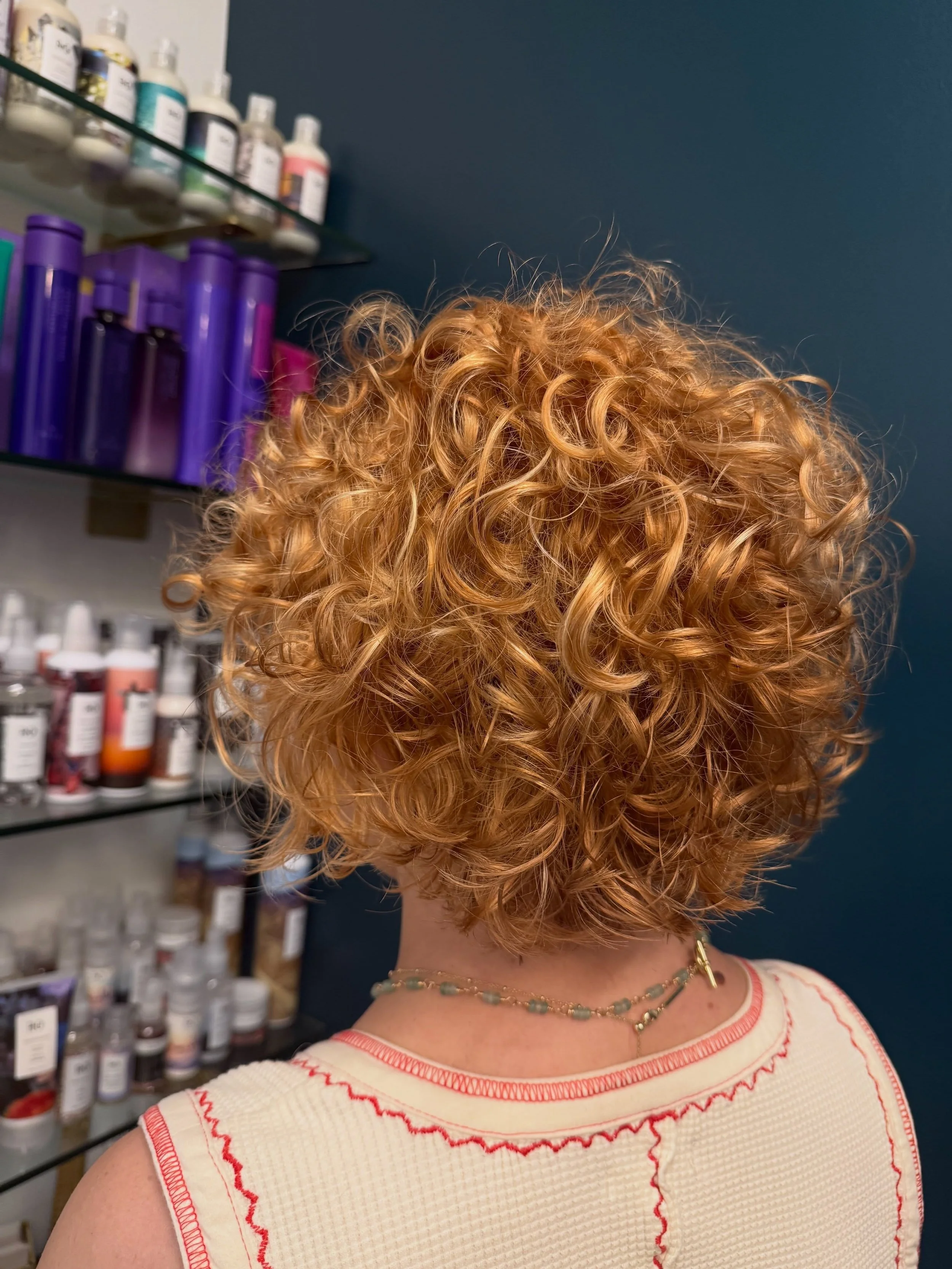 This color was made for curls. 🍓
Soft dimension, highs and lows woven throughout, her signature bob refreshed, and styled using only On A Cloud Oil. The curl pattern did the rest. ✨