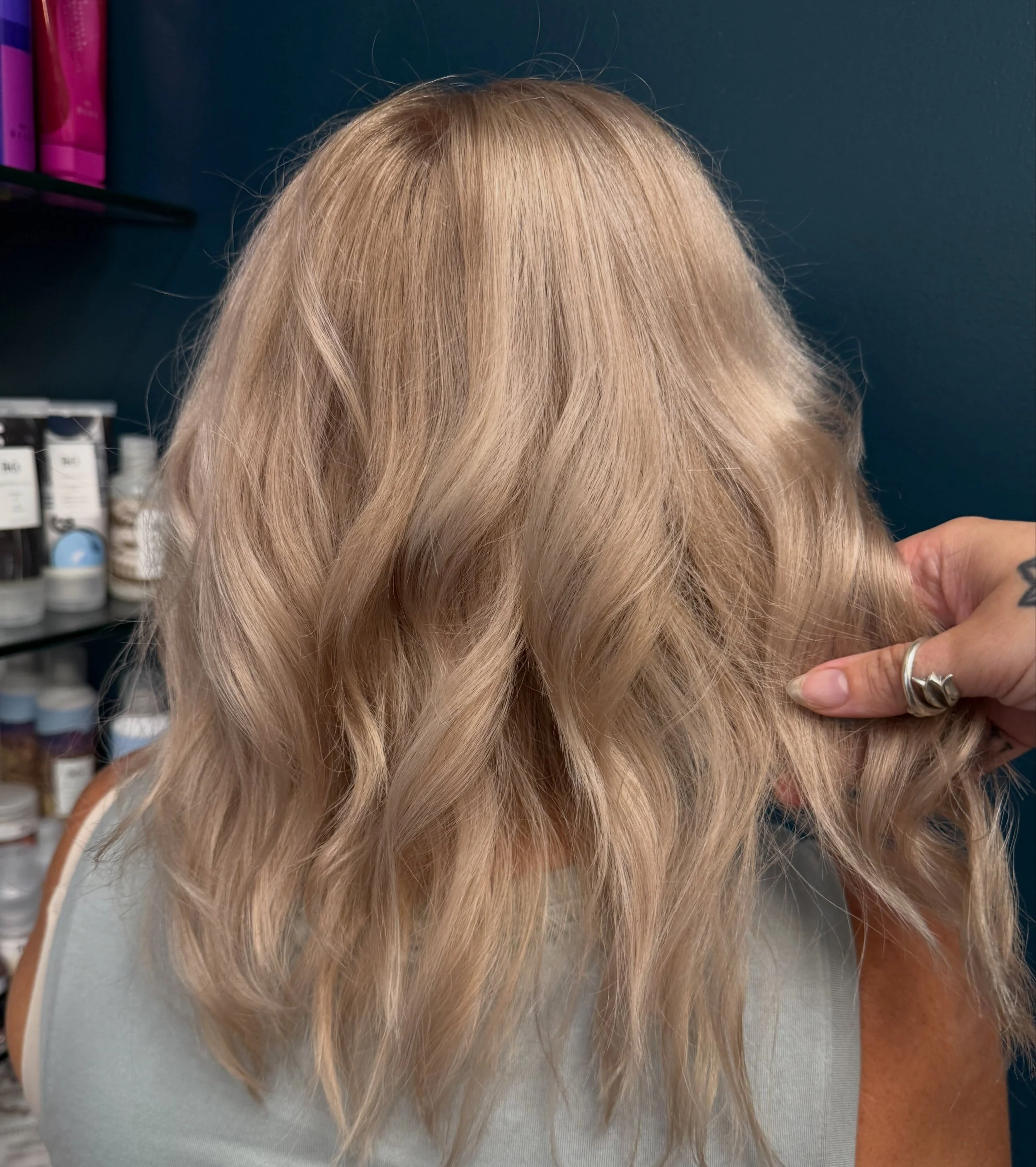 Champagne beige for the summer season 🥂

We refreshed her blonde, softened the overall tone, established new dimension, and reworked the cut to create movement and versatility.

The result feels airy, polished, and a little bit soft luxury &mdash; e