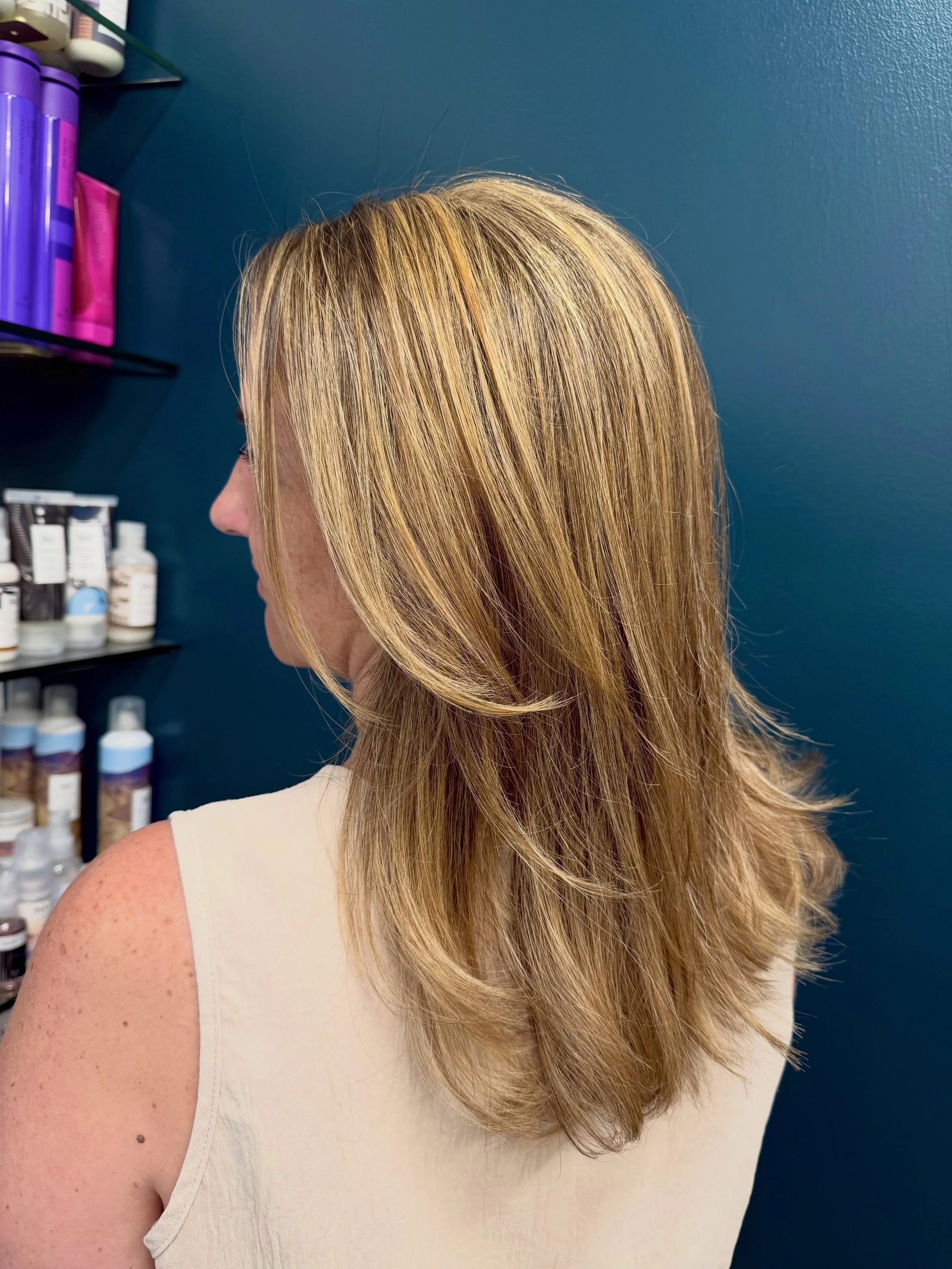 The icy era had a good run&hellip; but I am loving this shift back toward warmth 🤎✨

After 6 months of grow-out after a cross country move, we refreshed her color with soft dimensional blonding blended with a glowy brown and topped with golden honey