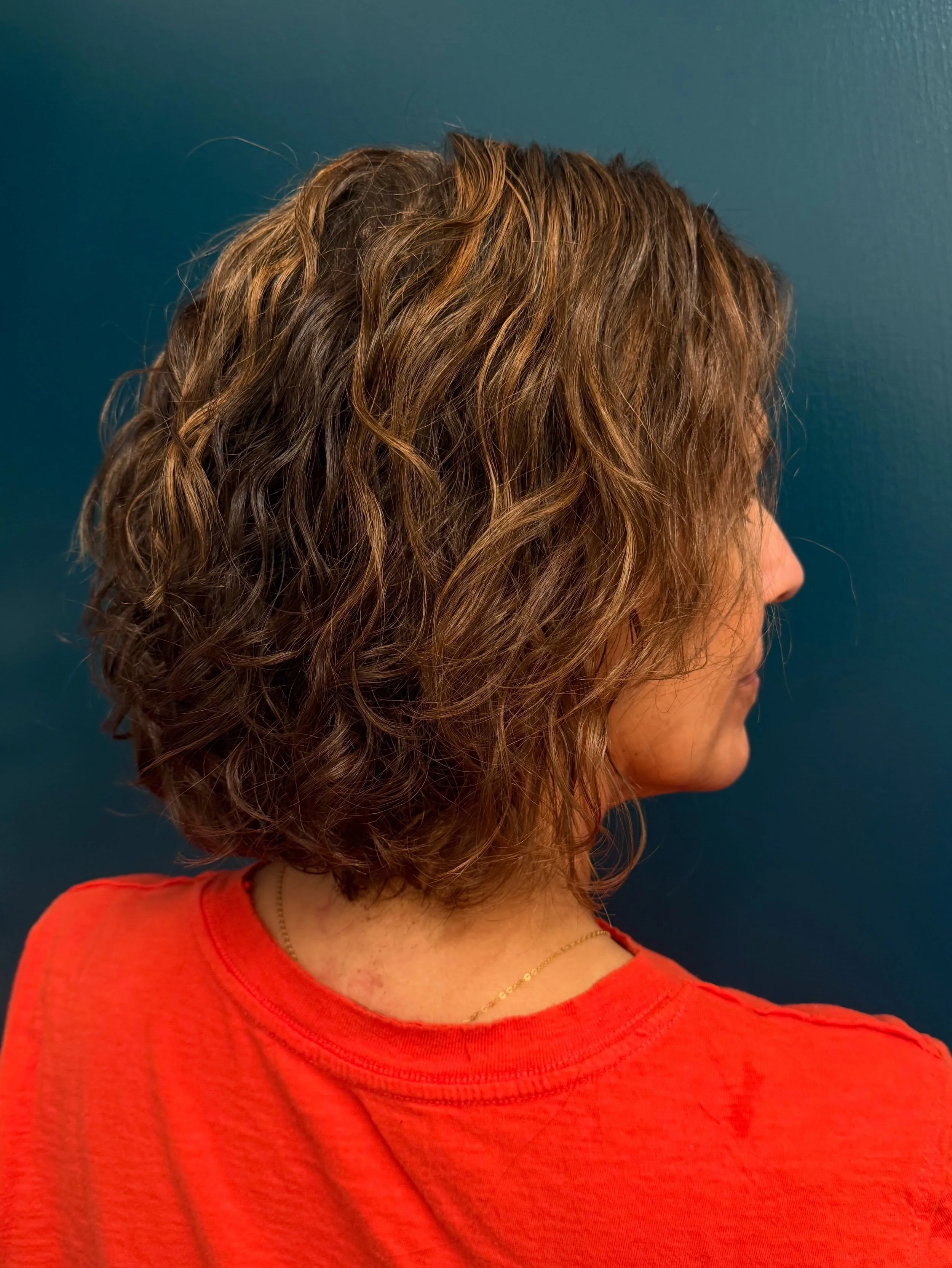 Her waves were always there. They just needed the right support system. ✨

A texture-focused bob and dimensional color completely changed the way her hair behaves naturally. Suddenly the movement shows up, the volume makes sense, and styling feels ef