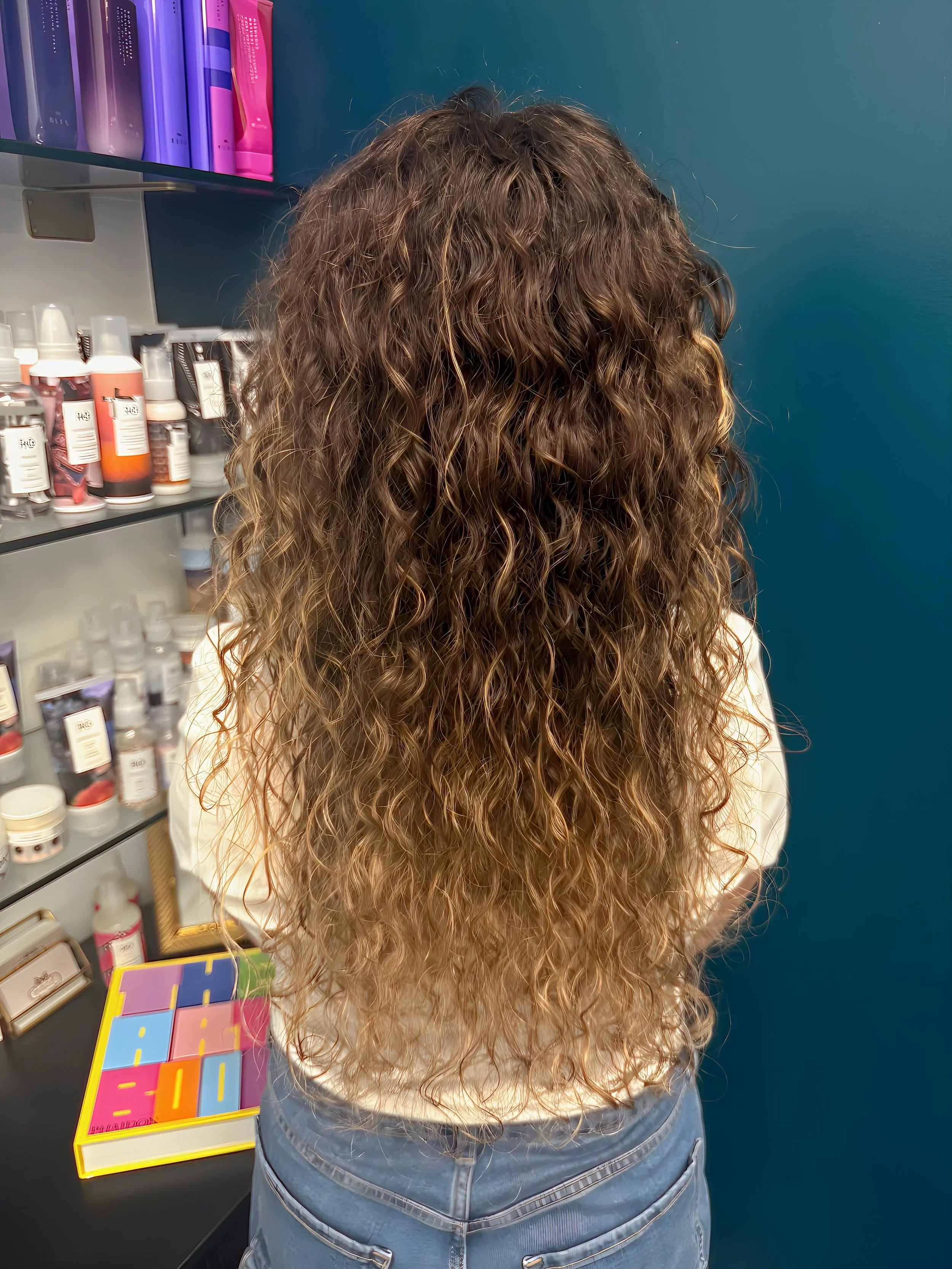 One bad haircut can make trusting a new stylist feel scary. 💛

Today&rsquo;s appointment wasn&rsquo;t about a dramatic change. It was about listening, setting realistic goals, and creating a plan to protect the beautiful length she&rsquo;s spent yea