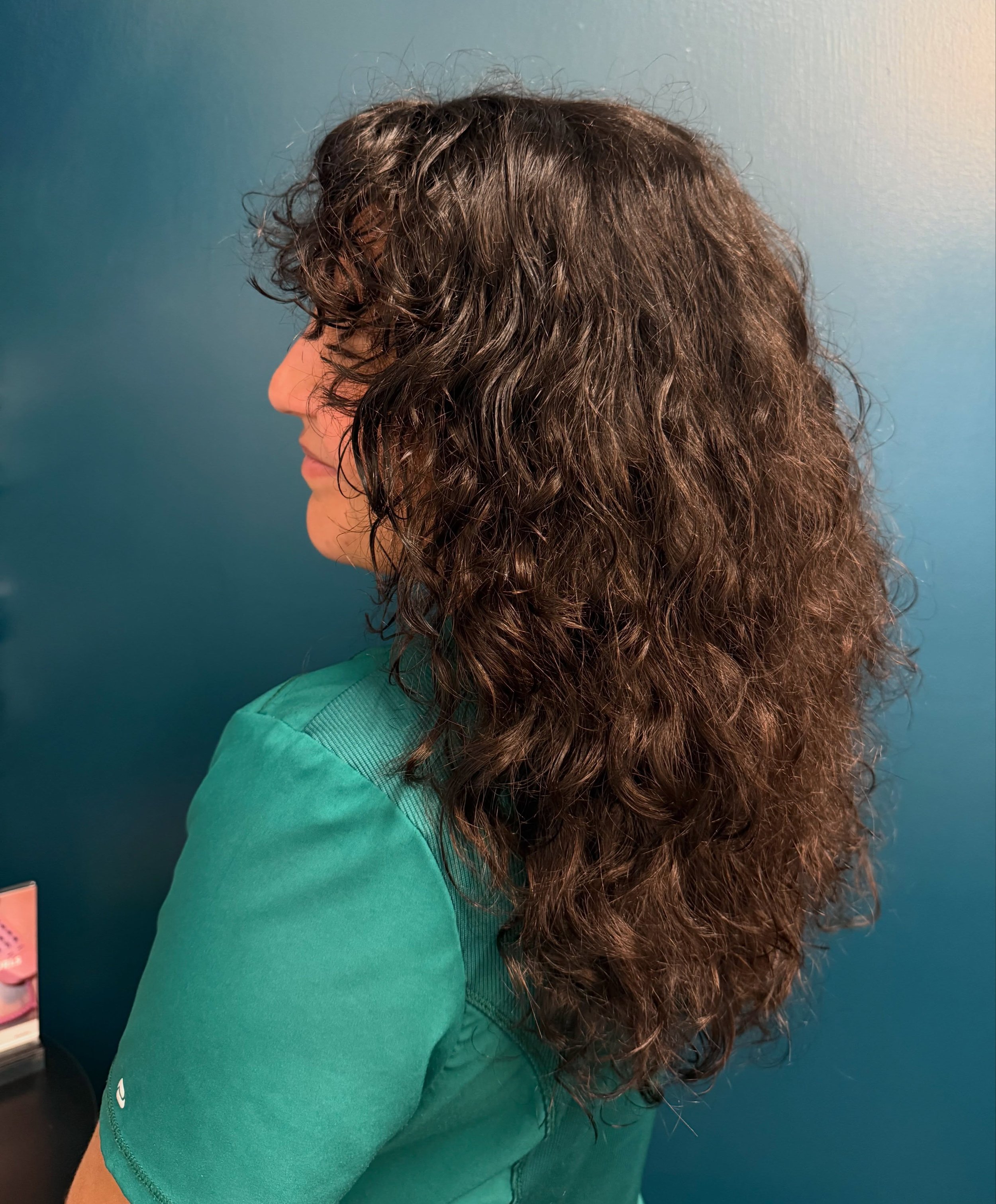 Her signature shape, with a little flirtation on top. ✨

We preserved the length she loves and reset the layers to bring back that effortless body and seamless movement she&rsquo;s known for.

This time, we added something new&mdash;a soft curly frin