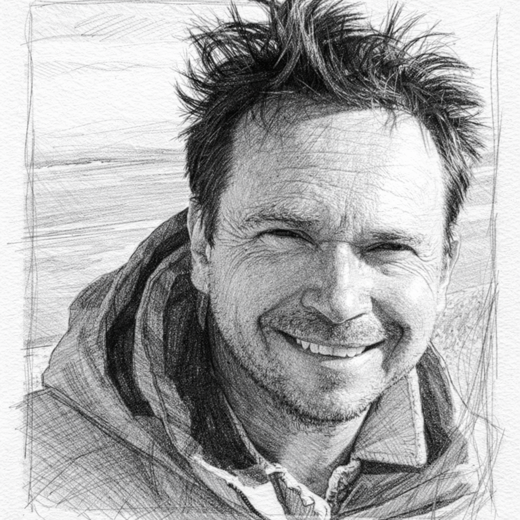 Portrait en style esquisse d'un homme souriant avec cheveux en bataille, portant une veste avec capuche, face à la caméra.