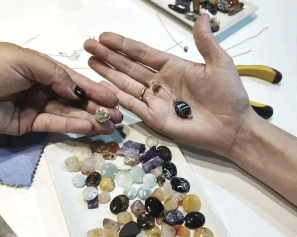 Selección de piedras naturales sobre la mesa del taller de Amparo