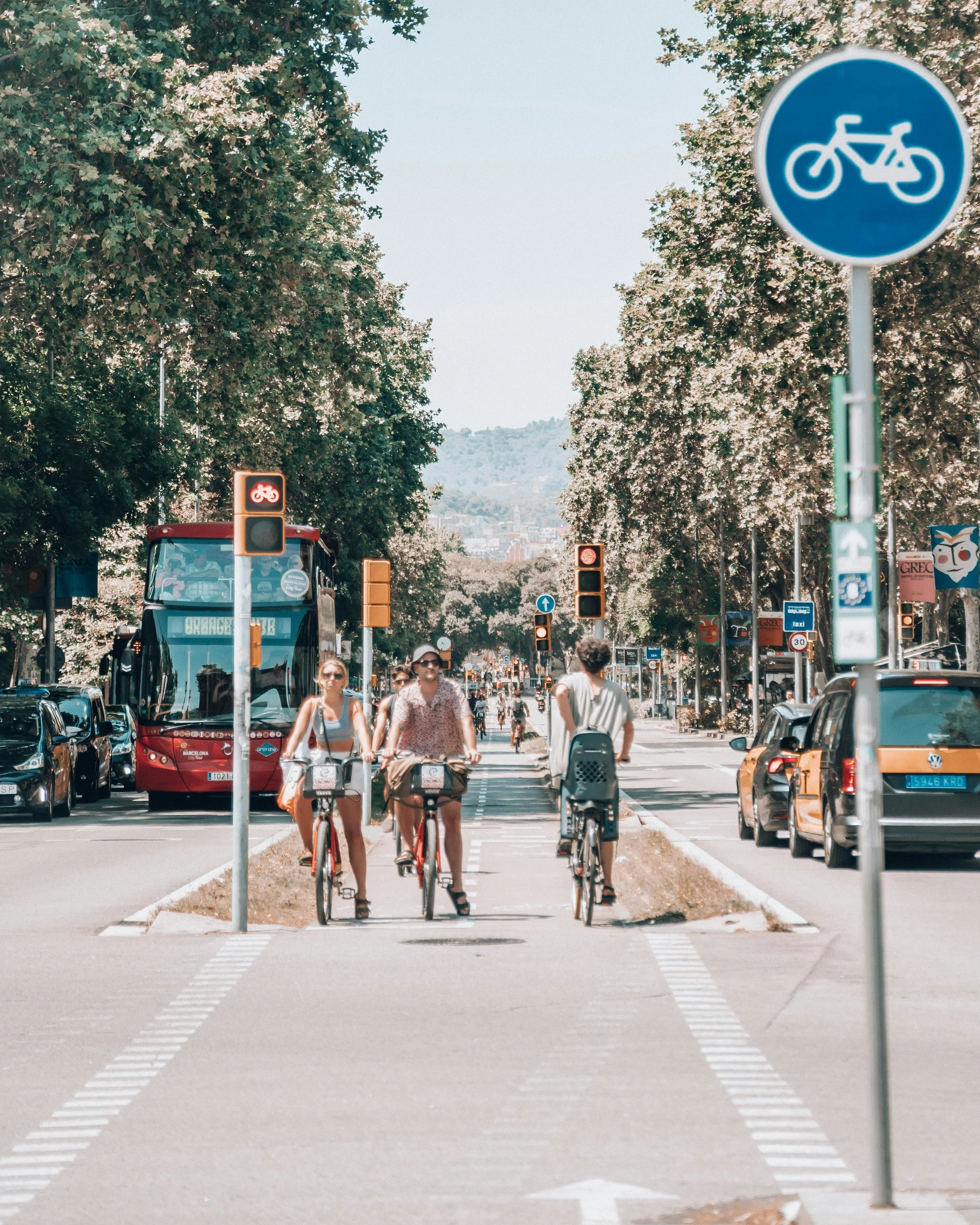 Viajeros descubriendo Barcelona en bicicleta de forma sostenible y consciente