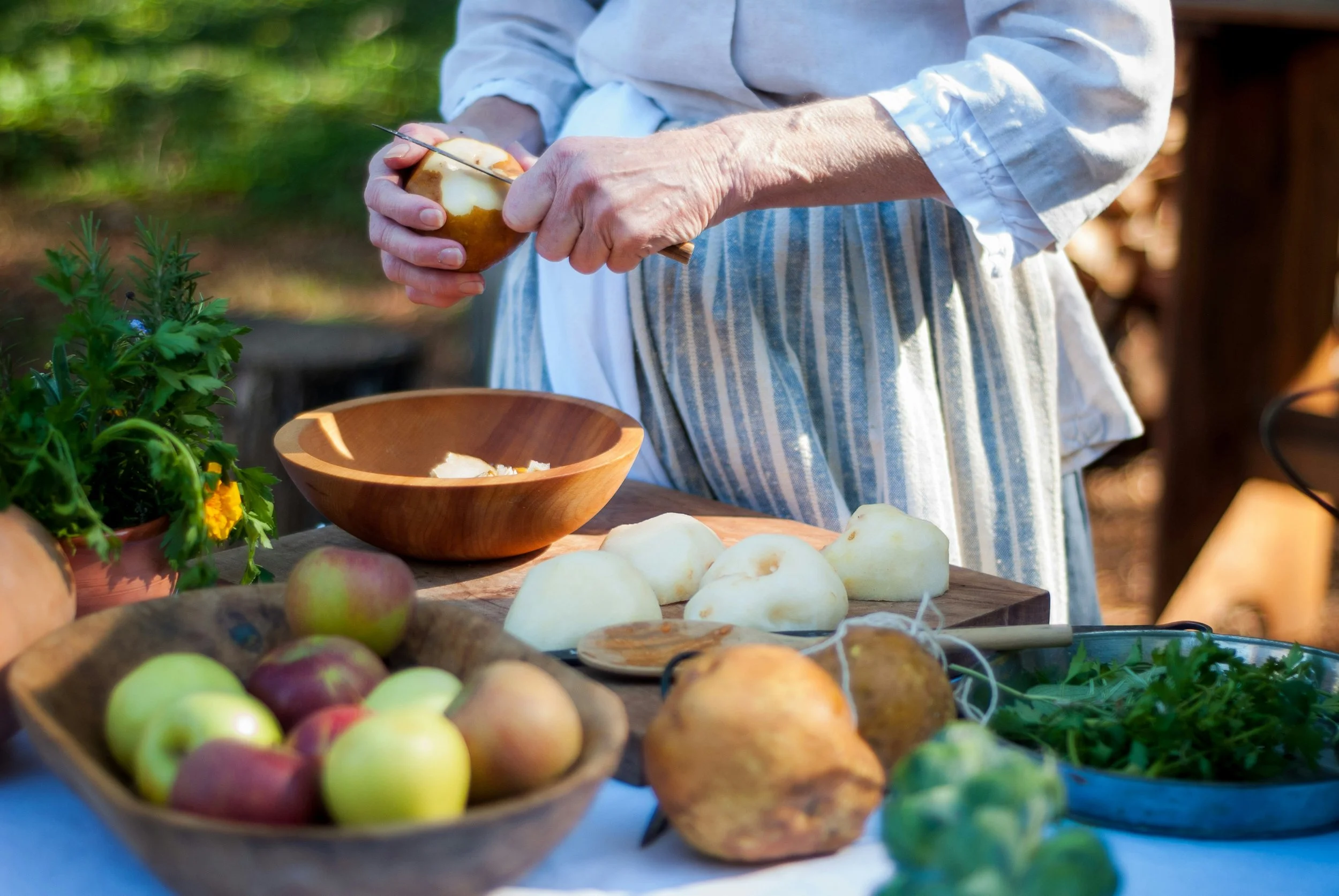 Iaia barcelonesa cocinando con productos locales en una experiencia gastronómica auténtica
