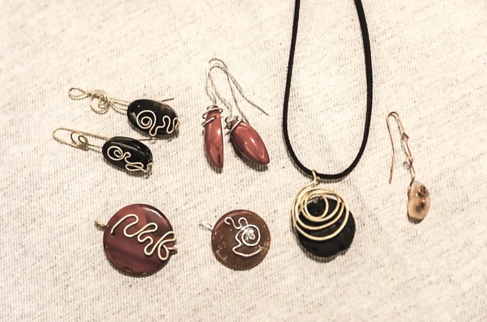 Colgantes y pendientes terminados con piedras naturales e hilo de metal
