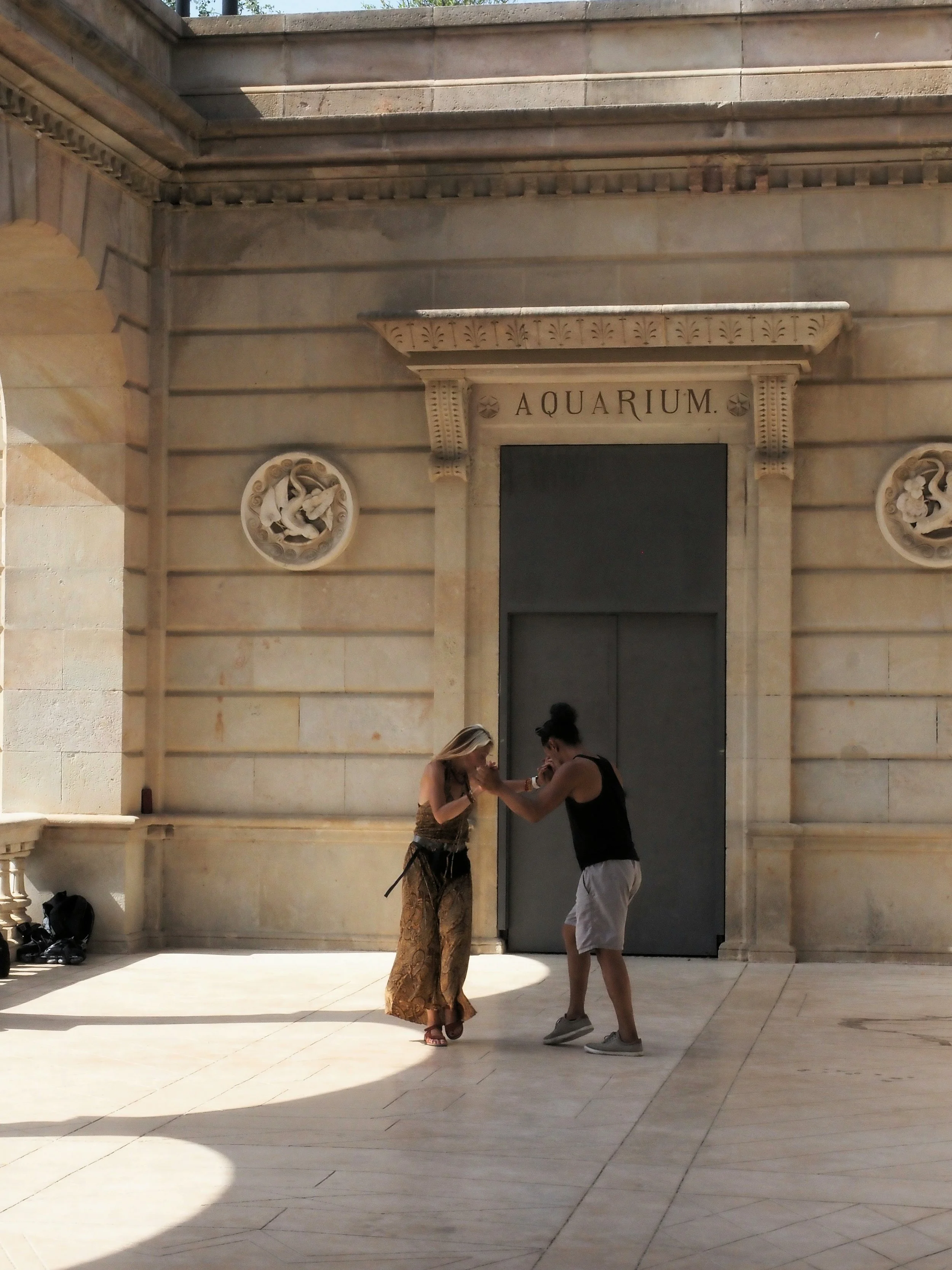 Dos personas descubriendo la arquitectura histórica de Barcelona