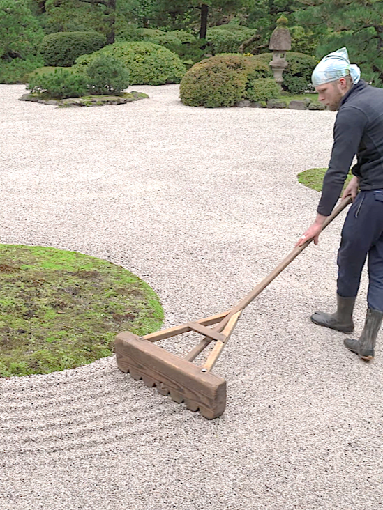 Knapp_raking+circle.png