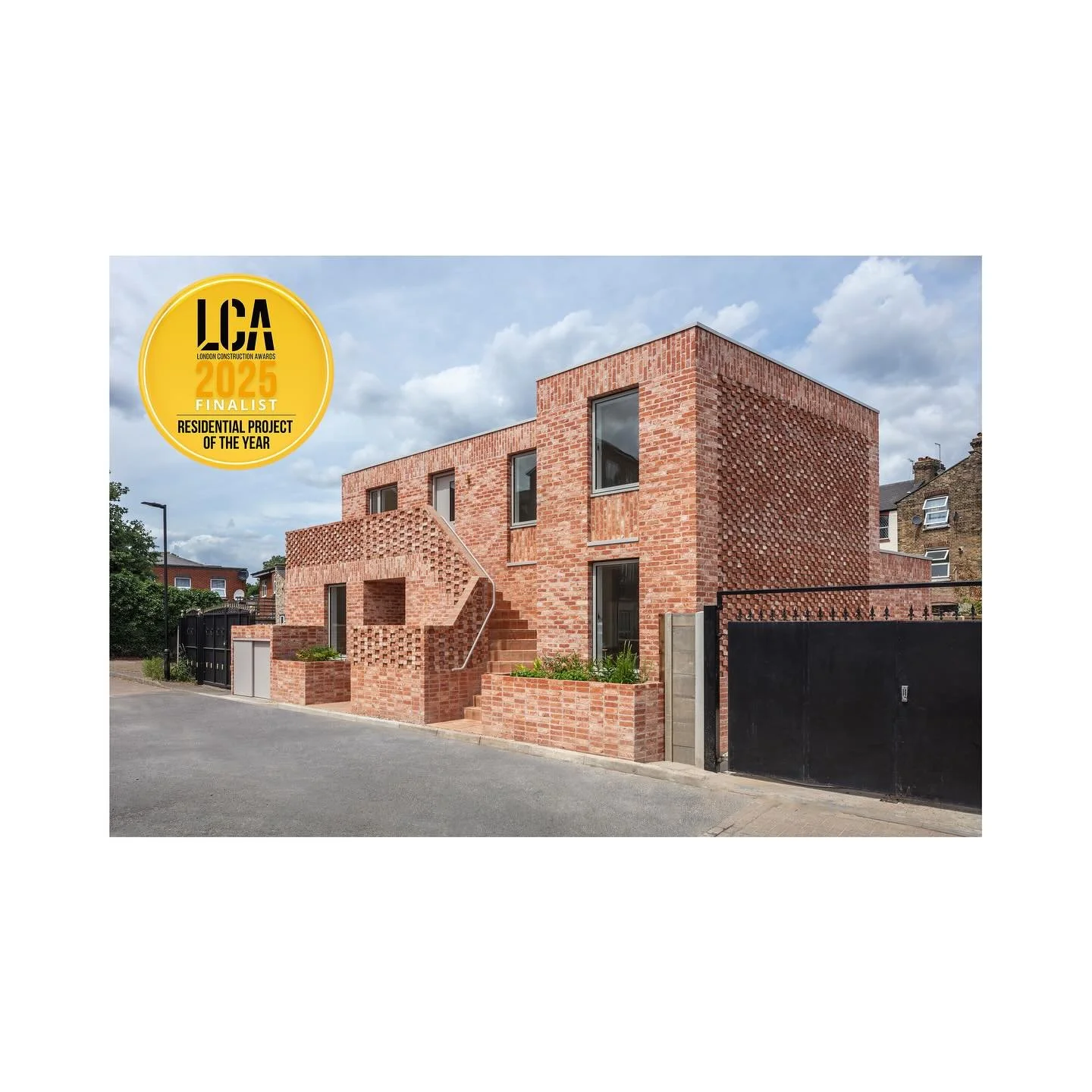 Excited that Bella Mews is also a Finalist in the London Construction Awards 2025, in the Residential Project of the Year category
___
Thoughtfully composed high quality brick detailing is utilised throughout, varying in response to the different con