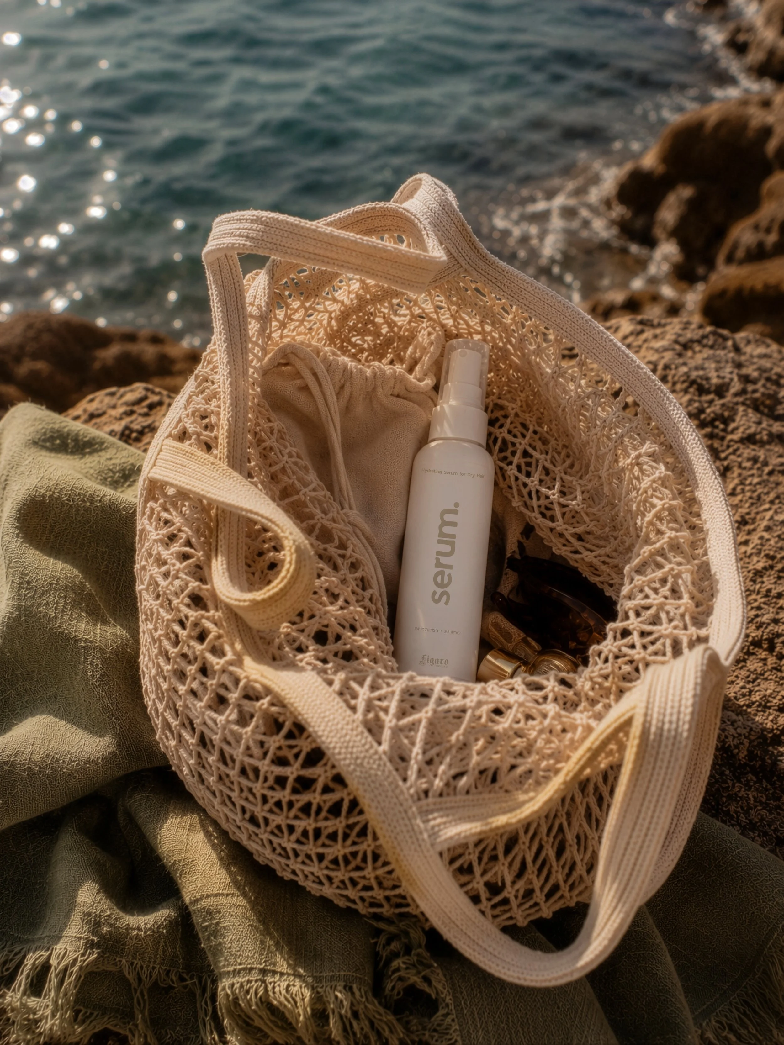 Beach bag essential.
Ne samo SPF. Tudi serum, ki lase hidrira, zgladi in ohranja njihov naravni sijaj &ndash; tudi po dnevu na soncu. 🌊☀️

Nekateri spominki s plaže ostanejo v torbi. Drugi v laseh. Poskrbi, da bodo ostali le valovi, ne pa suhost in 