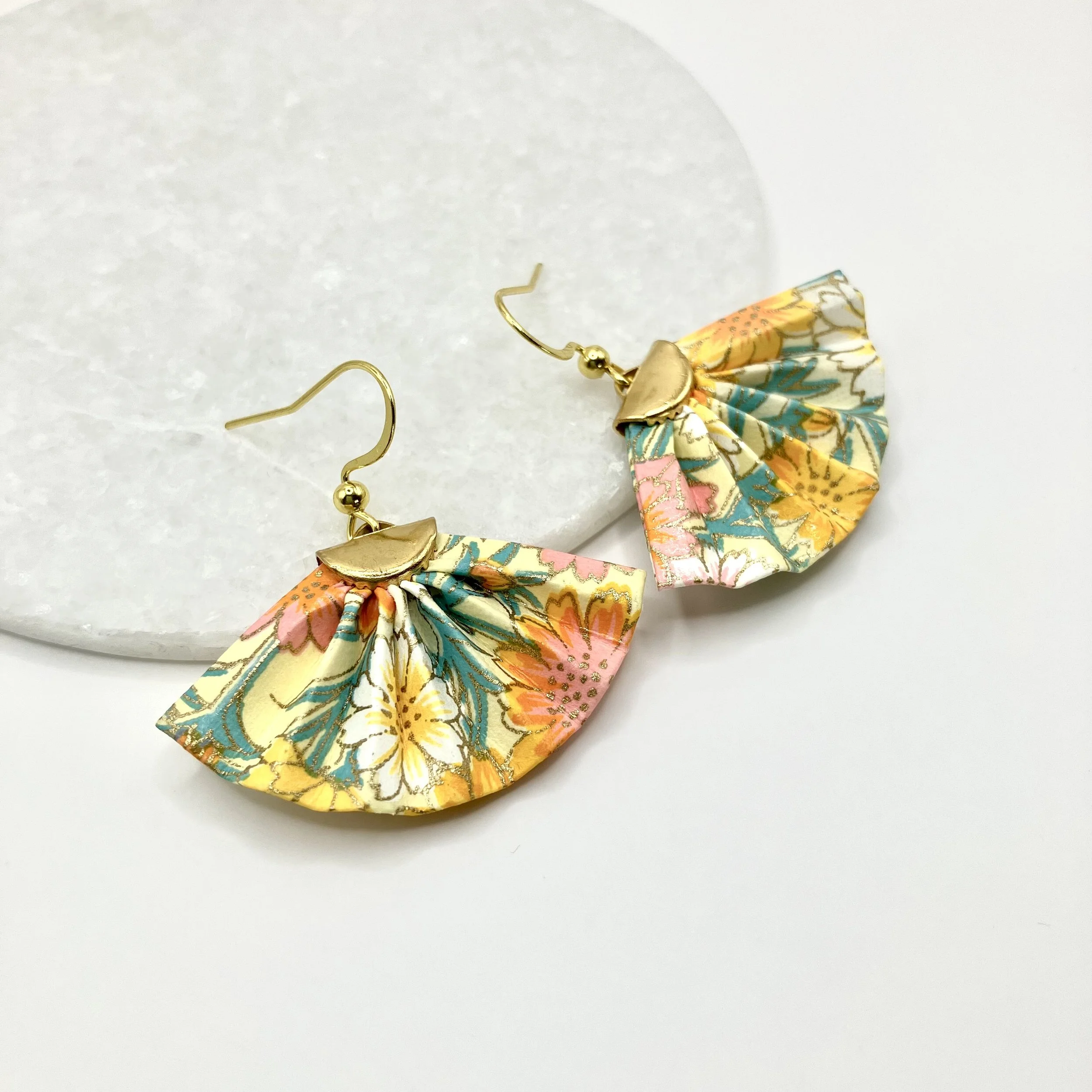 Boucles d'oreilles en forme d’éventail en papier japonais coloré avec des motifs floraux, attachés à des crochets en or