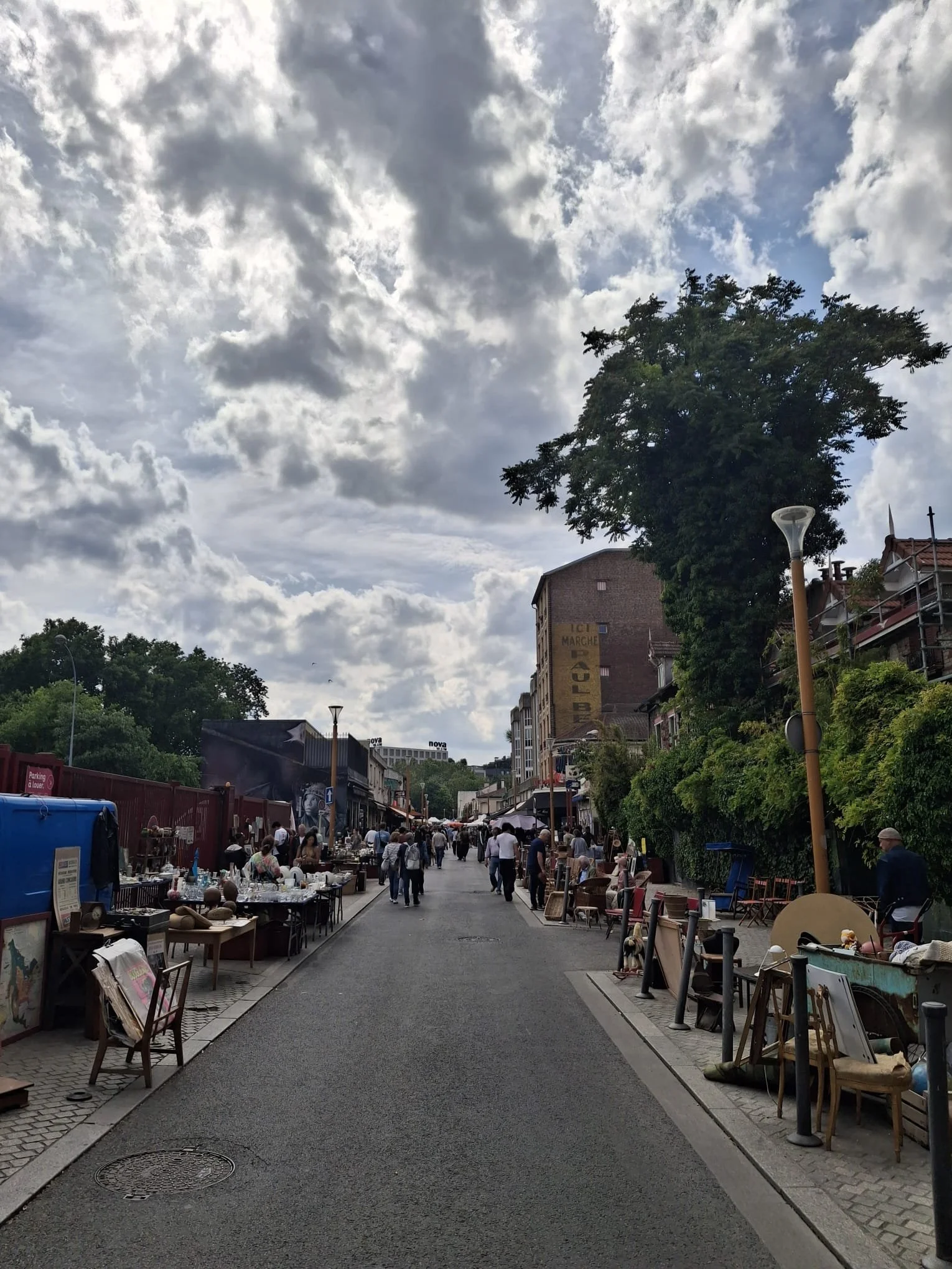 Rue paul bert in saint ouen, de grootste vlooienmarkt in Parijs