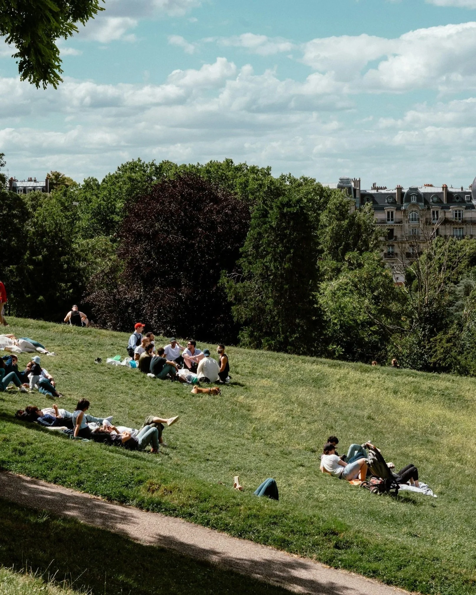 Picknicken in Buttes Chaumont in Parijs