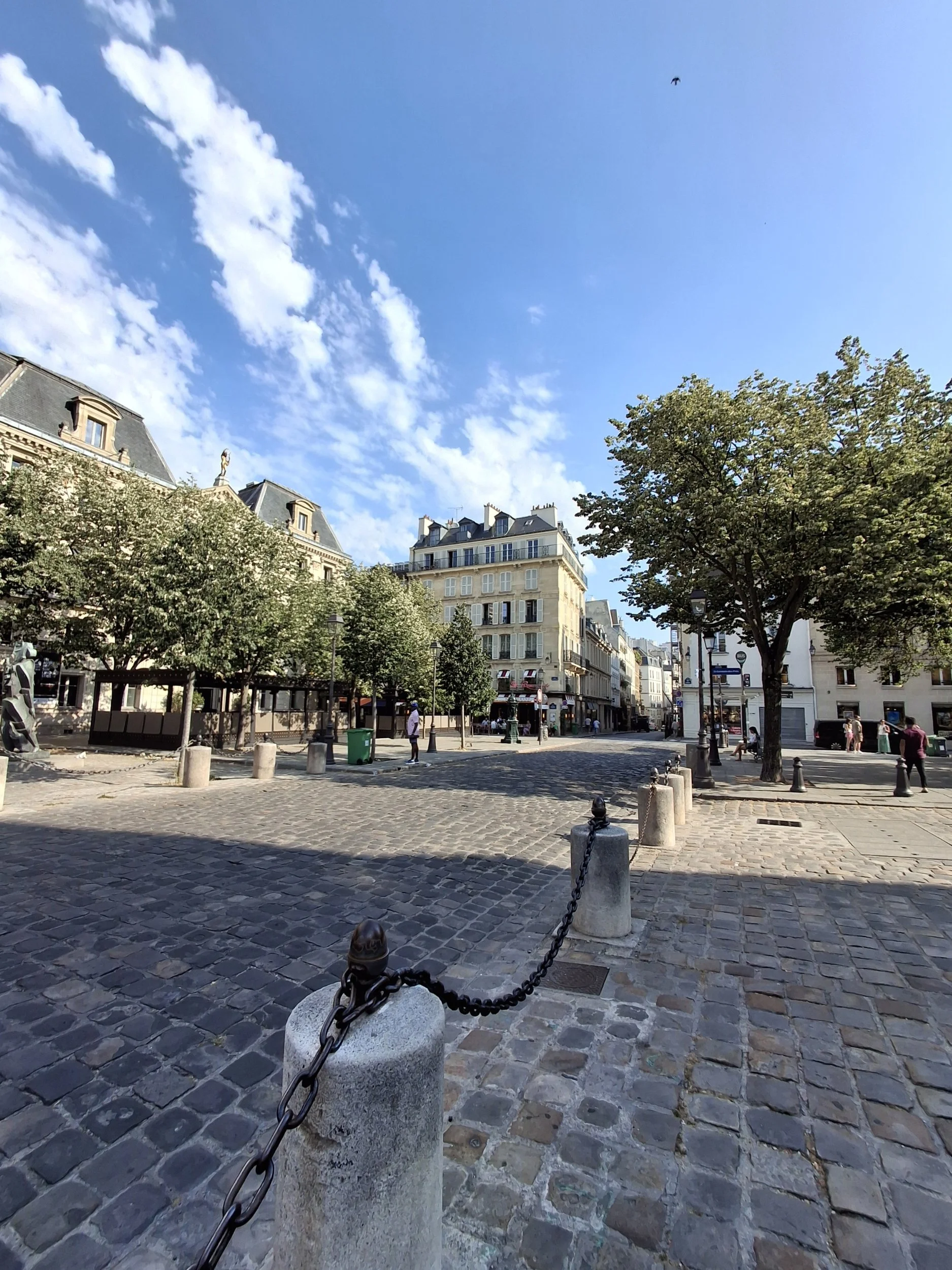 Straat in Le Marais. Le Marais met Nederlandstalige gids.