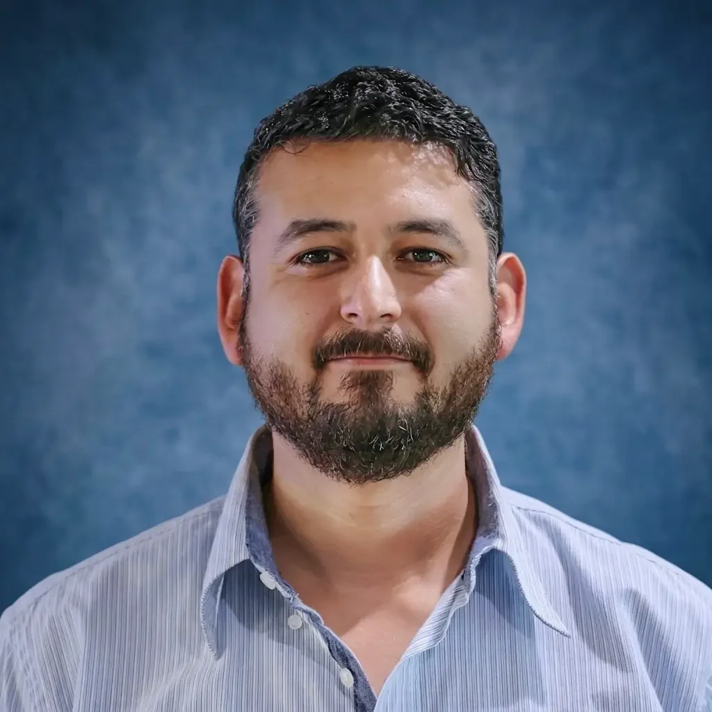 Professional portrait of commercial insurance broker Jorge Fernandez