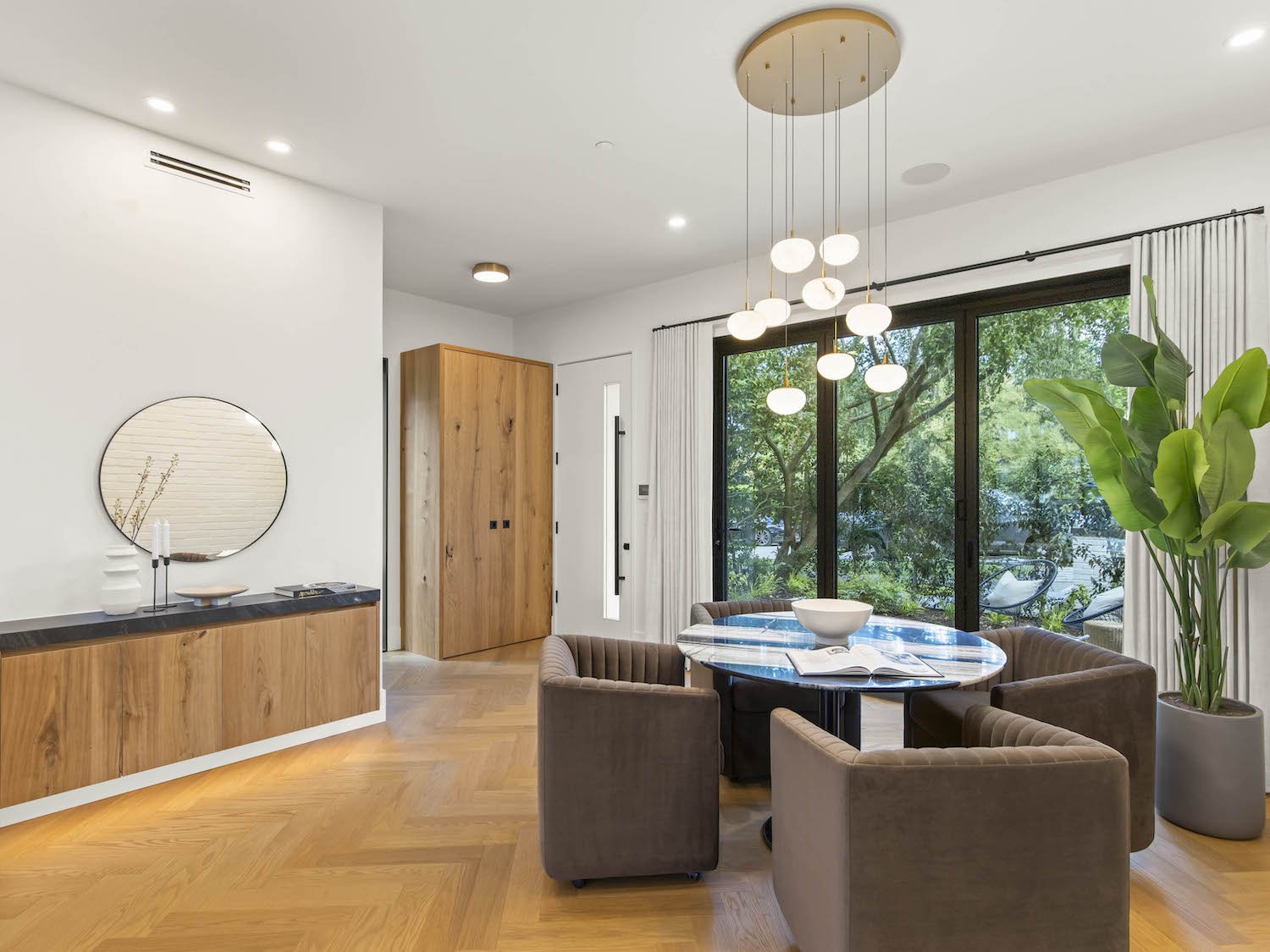 Refined dining room styling with carefully selected furniture and decorative accents