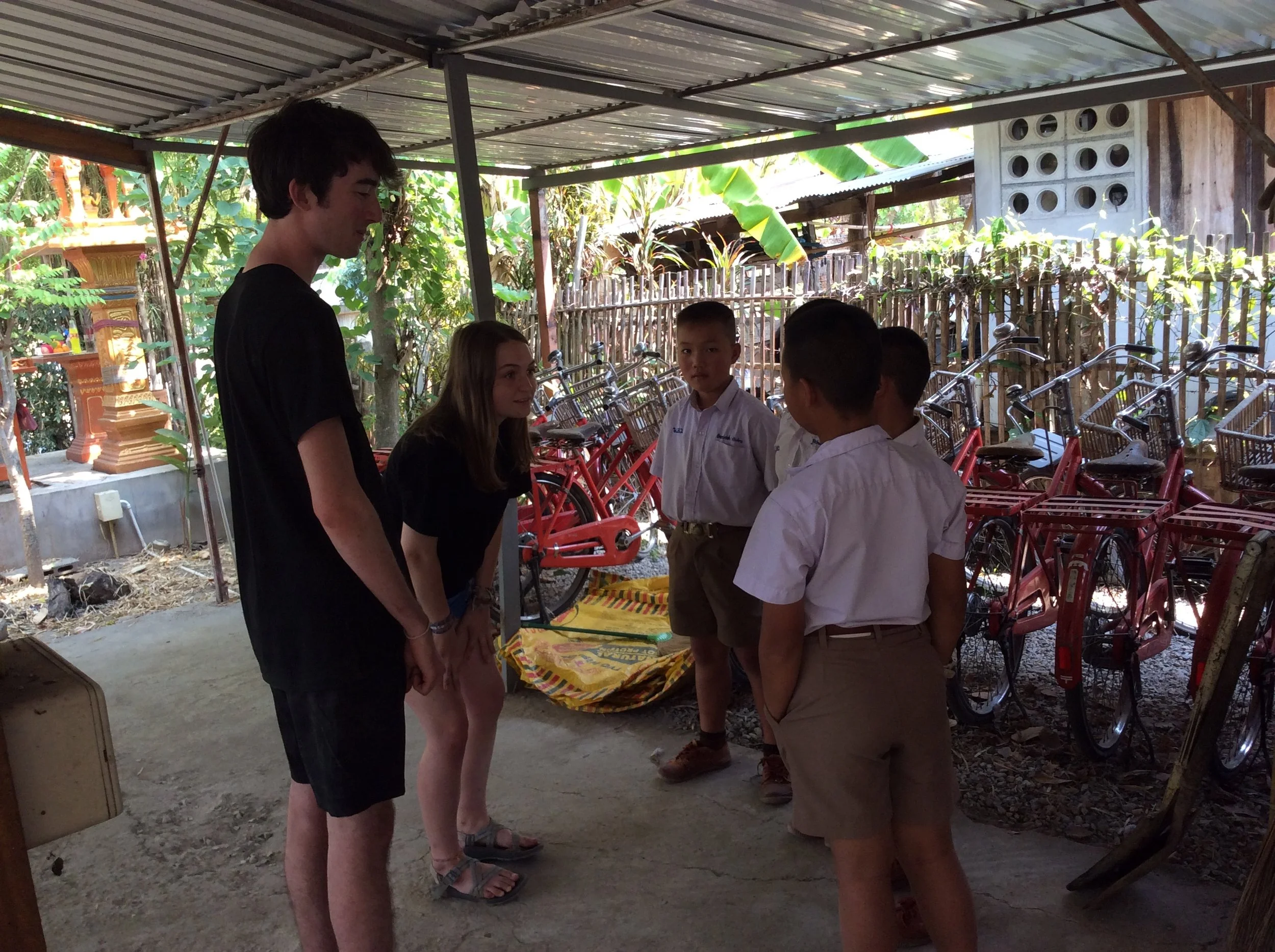 Sanpatong Mushroom house and school kids 9.JPG