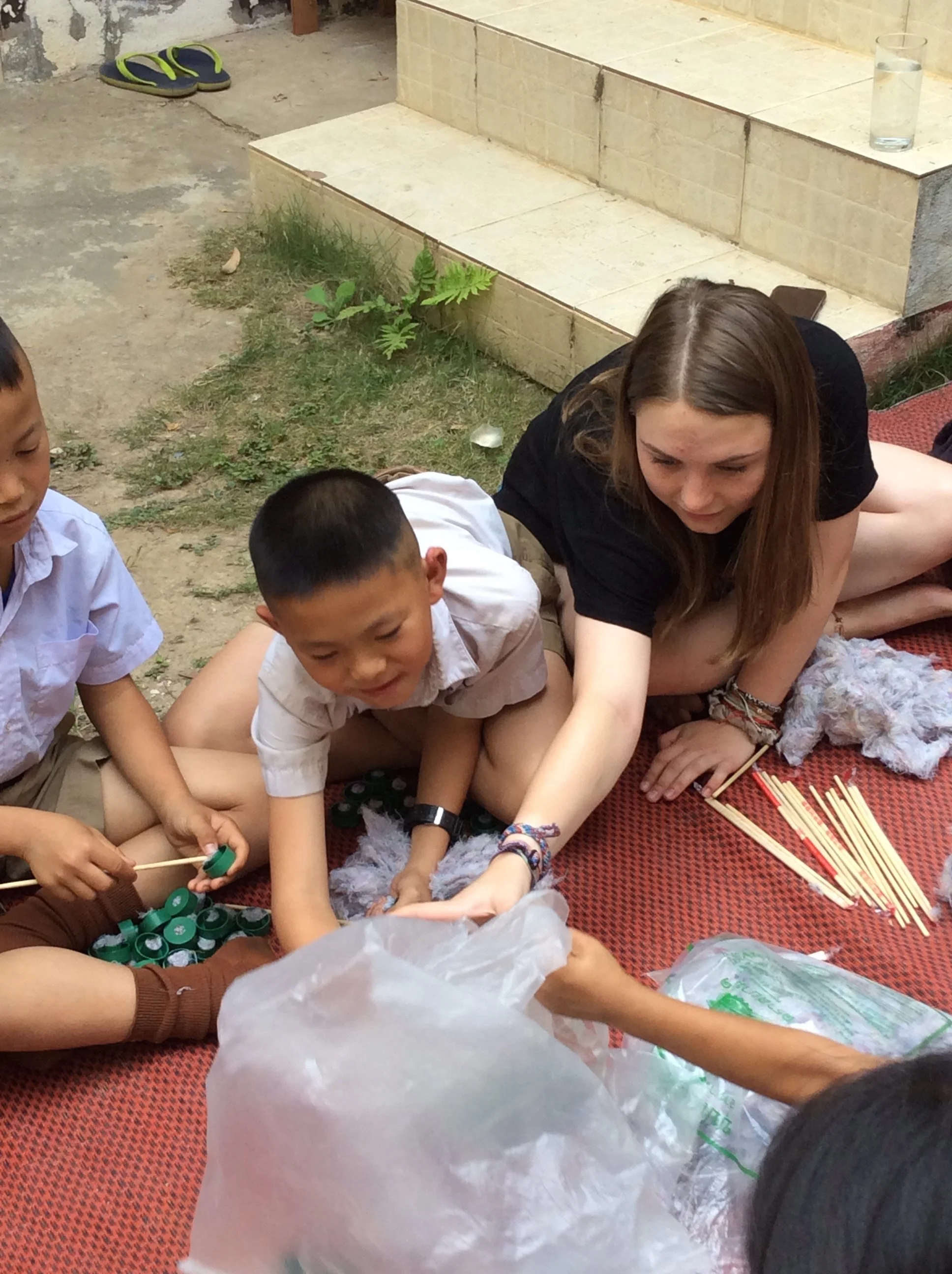 Sanpatong Mushroom house and school kids 30.JPG
