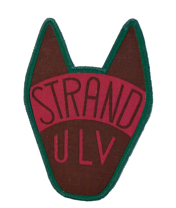 En strykemer laget i form av en hundepote med teksten 'STRAND ULV' på.