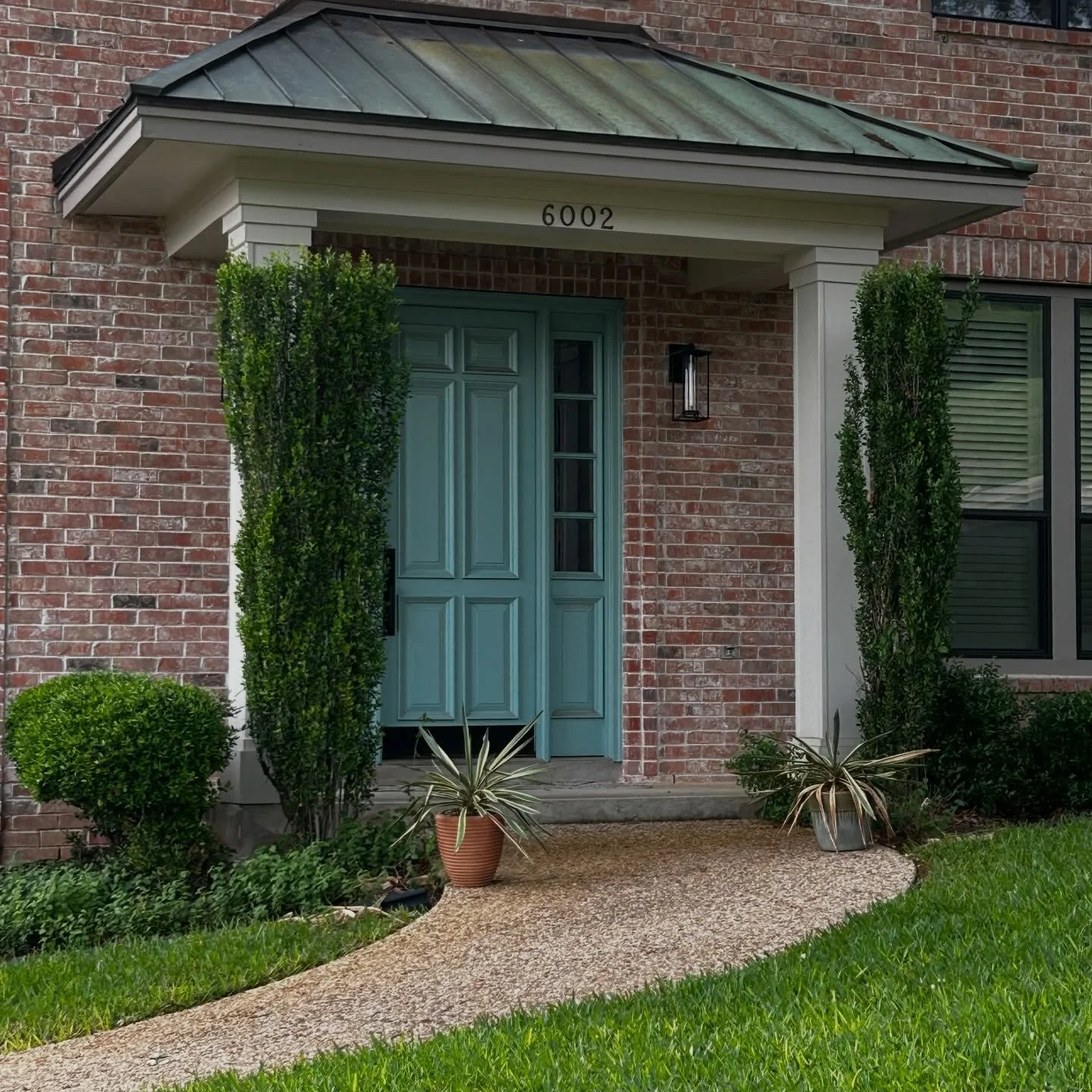 Exteriors I can appreciate as an interior designer

The best homes make a statement before you even walk through the door. From the architecture to the textures and thoughtful details, every element sets the mood. 

#thehouseofhuesdesign #exteriorsty