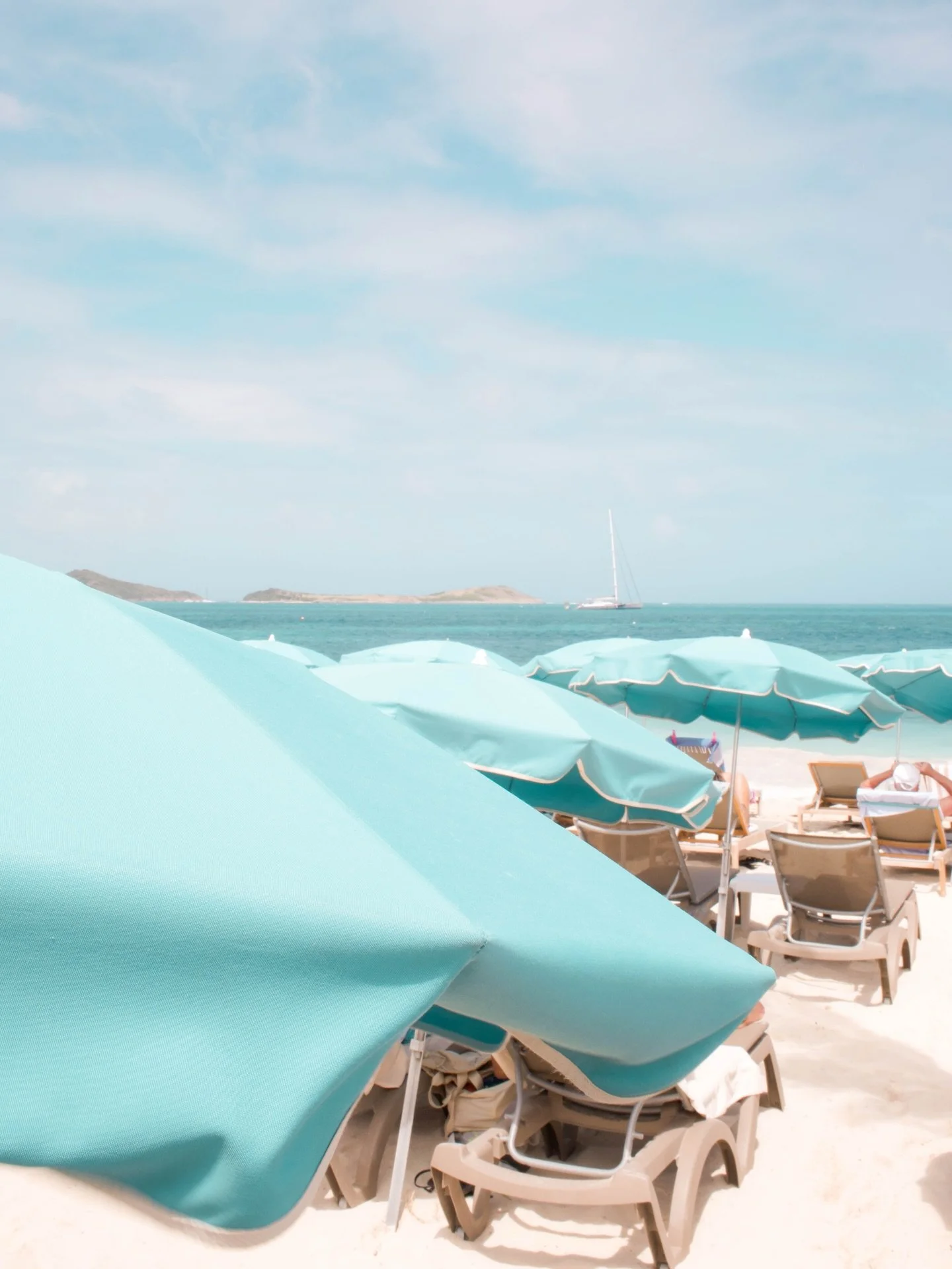 Find your spot under the blue umbrellas.
Happy weekend from Aloha. 🌞