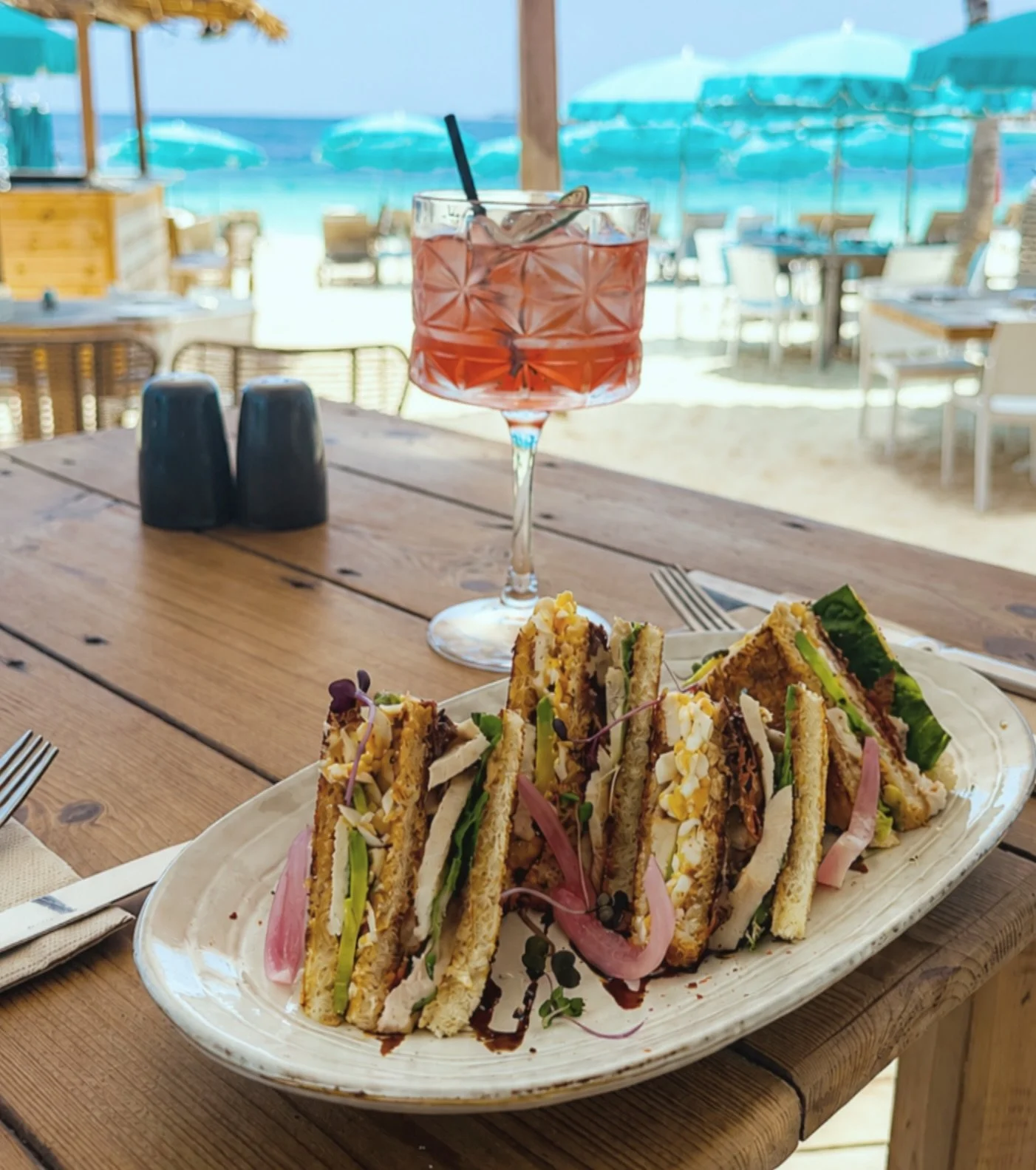 Special du moment 😋🩵

Club sandwich poulet &amp; bacon, &oelig;uf mimosa, avocat et sauce vitello tonnato.

&Agrave; retrouver &agrave; l&rsquo;Aloha