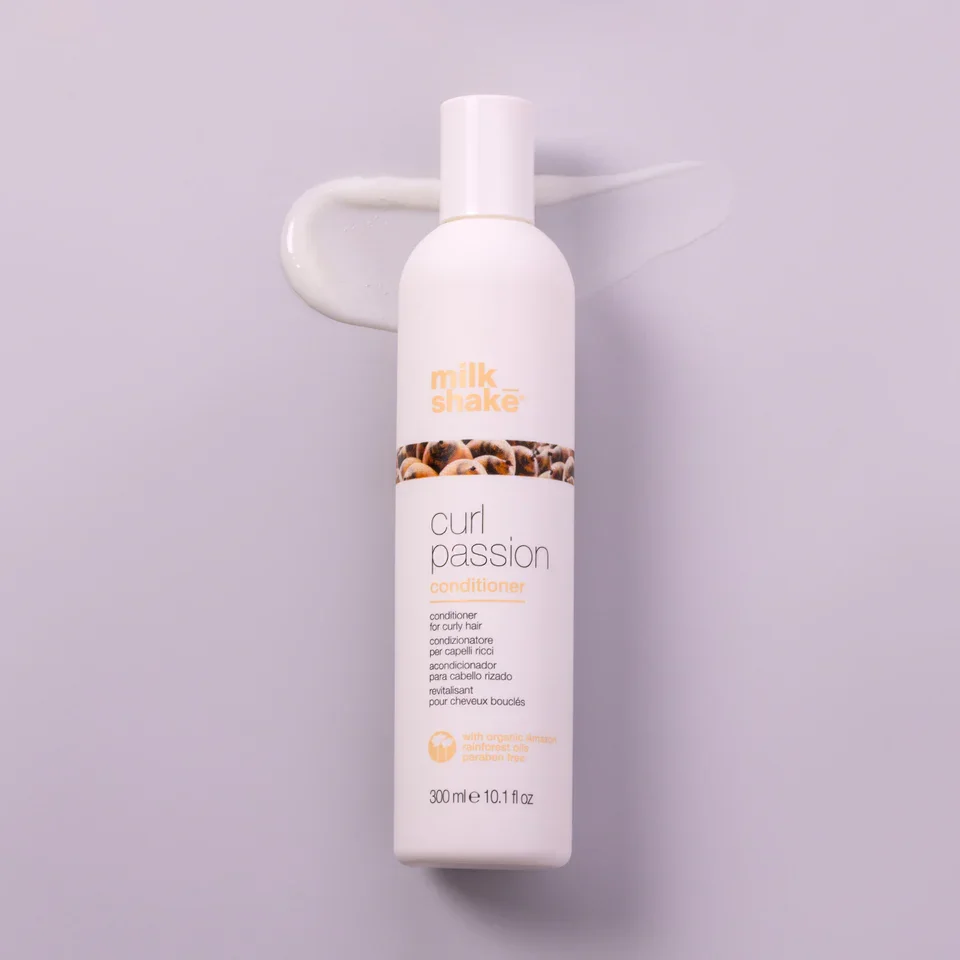 milk-shake-curl-passion-conditioner-lifestyle.webp